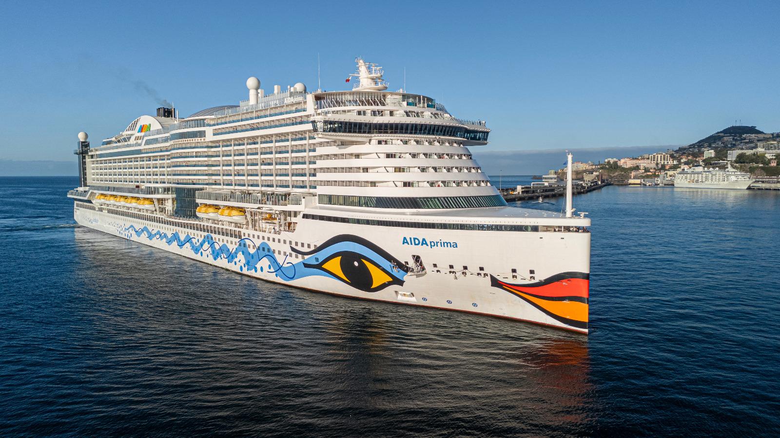 Três ‘gigantes dos mares’ ornamentam baía do Funchal (com fotos)