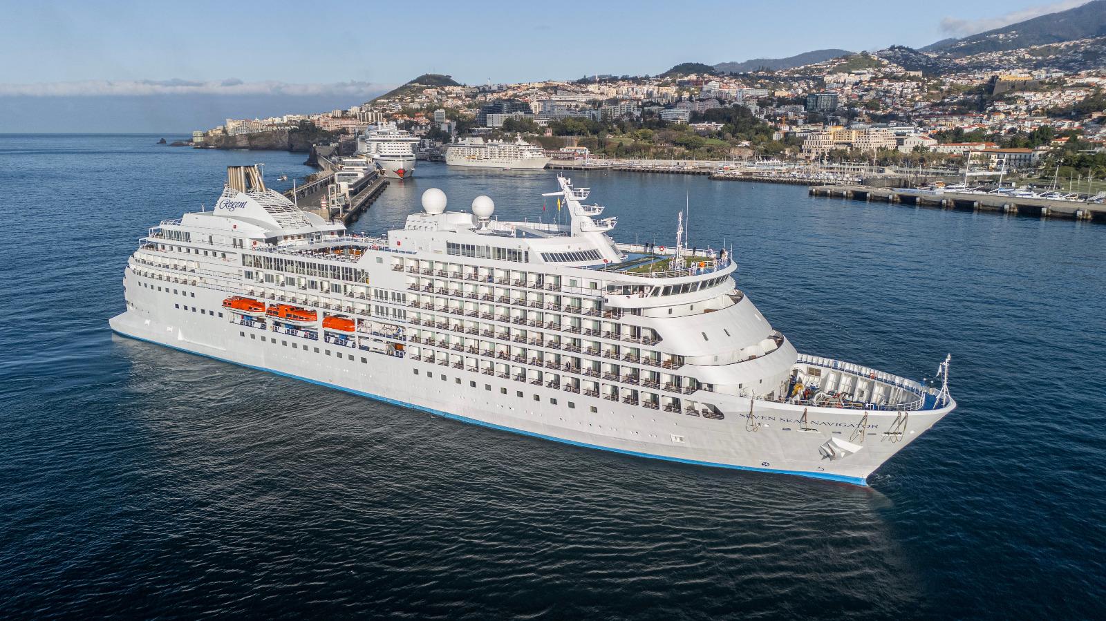 Três ‘gigantes dos mares’ ornamentam baía do Funchal (com fotos)