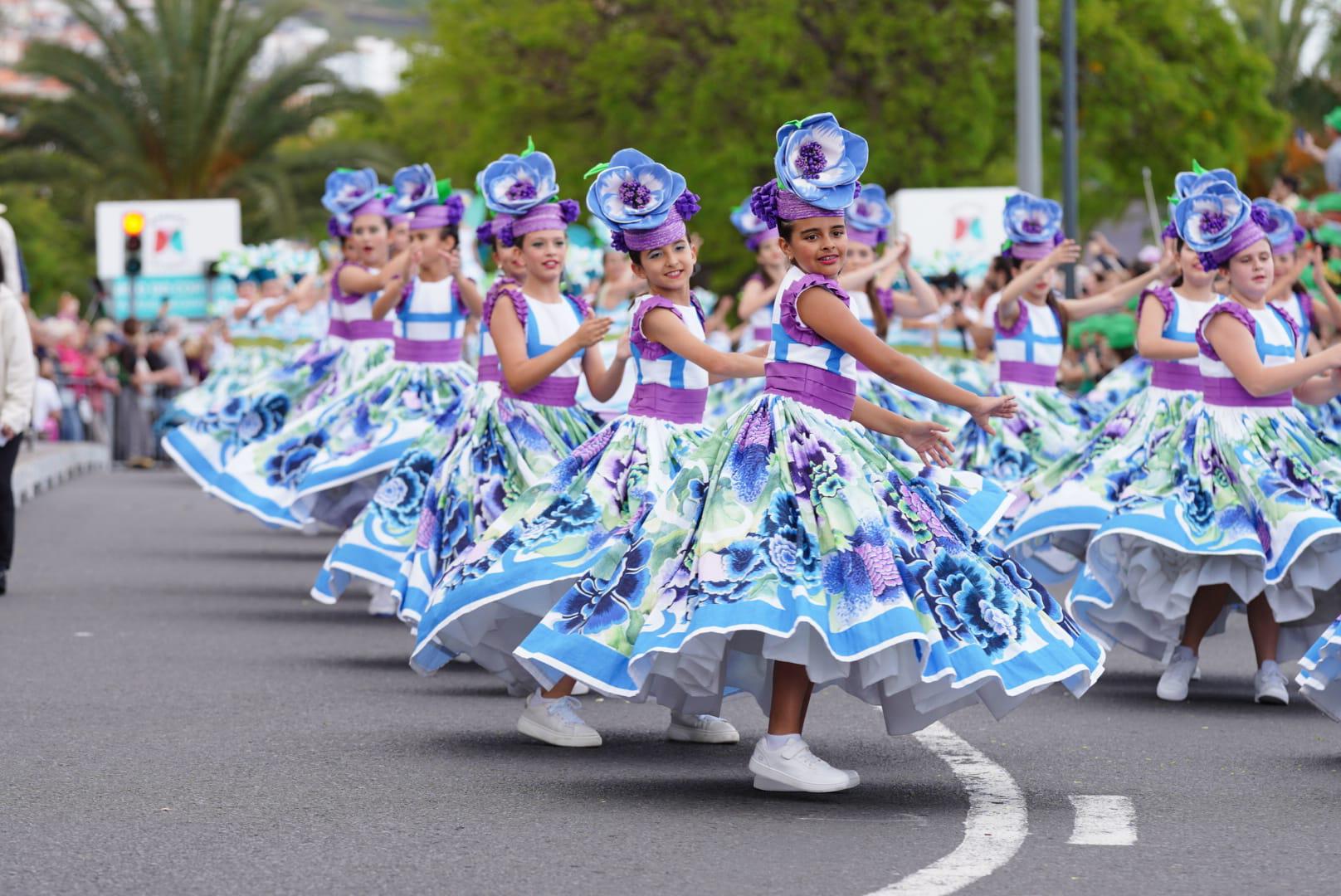 ‘Madeira dos meus encantos’ e ‘Do mar à serra’ já encantam público no cortejo da flor