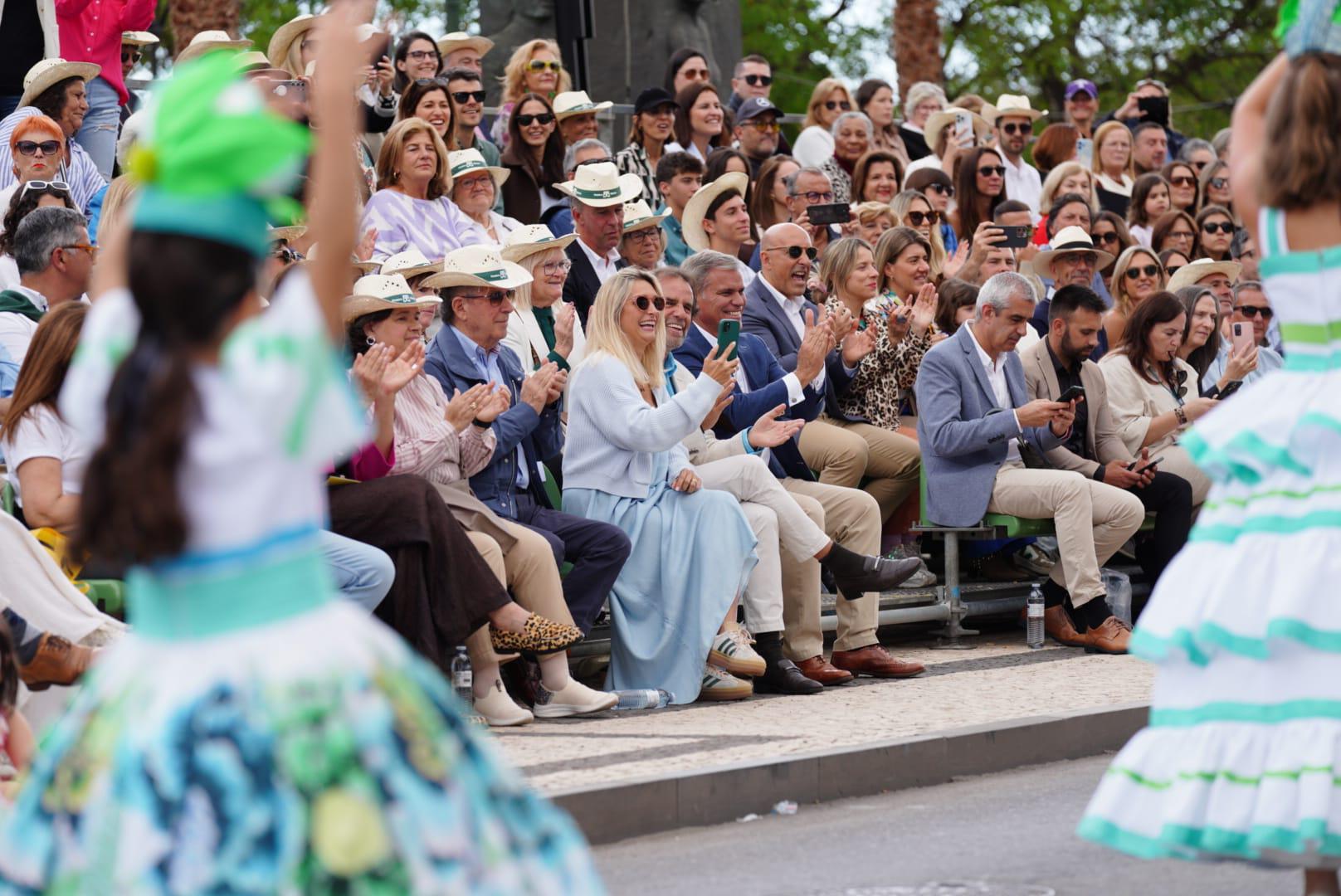 ‘Madeira dos meus encantos’ e ‘Do mar à serra’ já encantam público no cortejo da flor