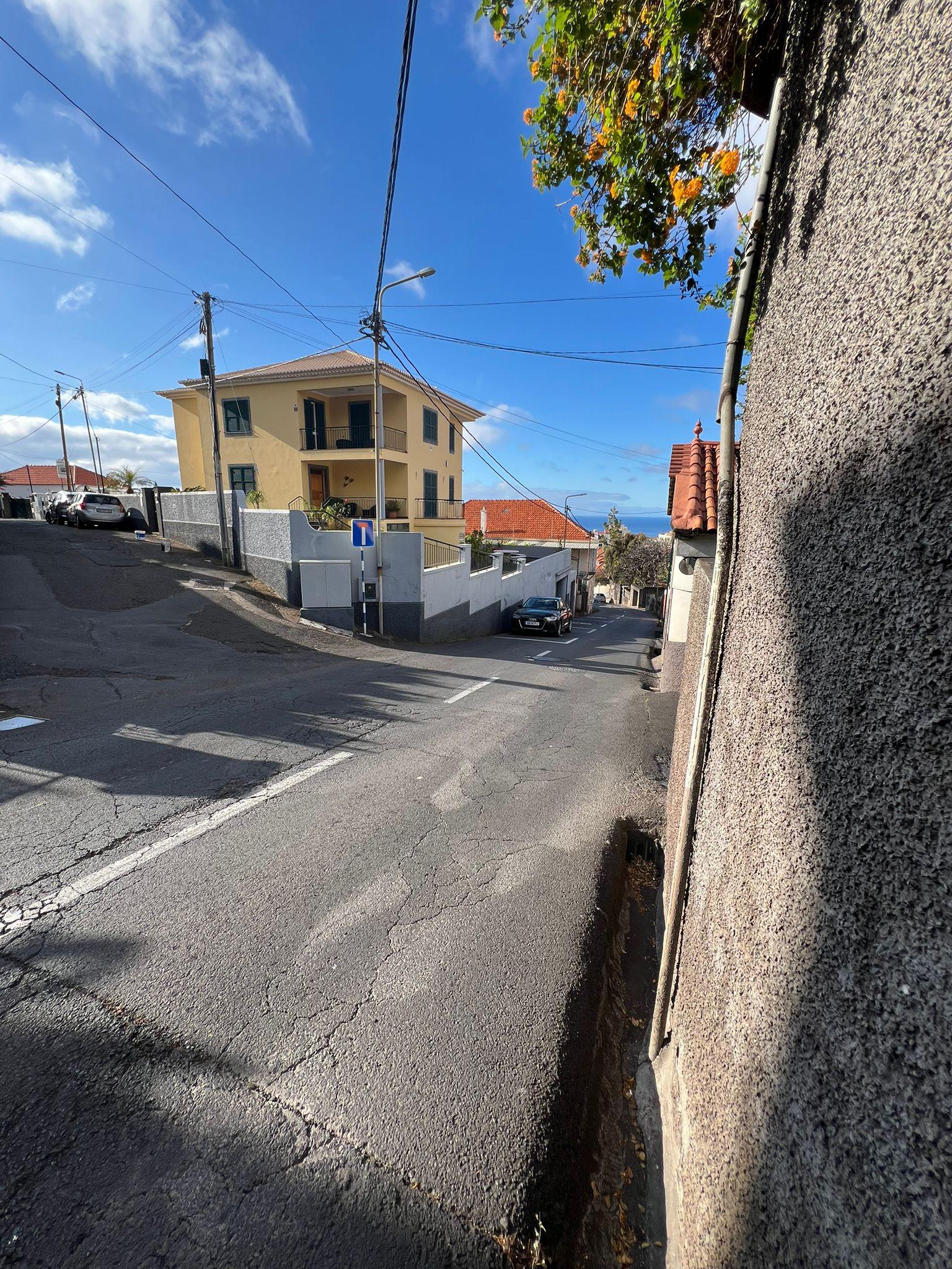 Viatura “abandonada” complica trânsito em Santo António