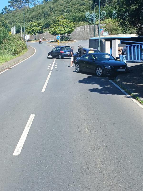 Acidente junto ao Camacha Shopping causa danos materiais