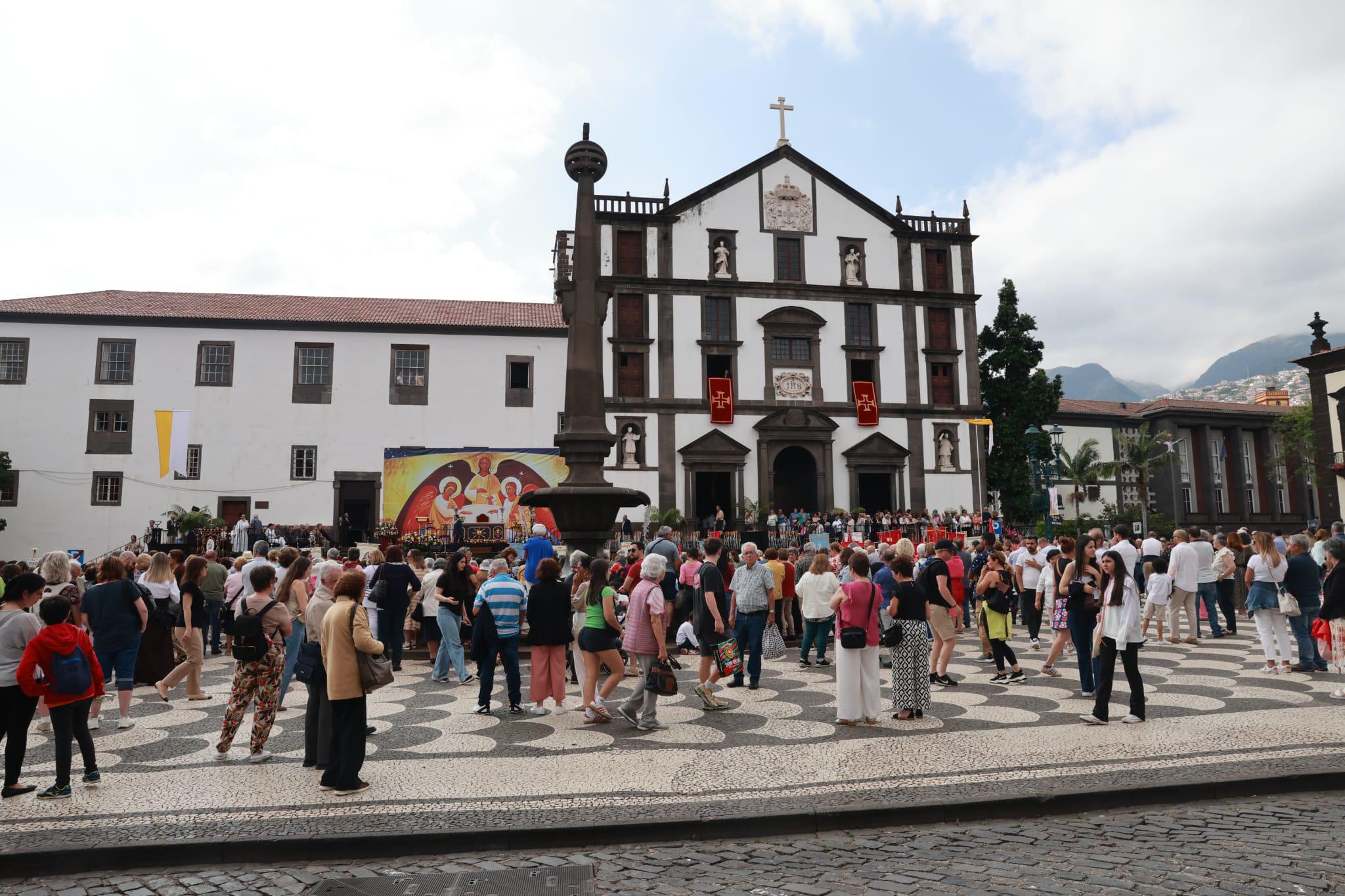 Largo do Colégio cheio para a Festa do Corpo de Deus (com fotos)