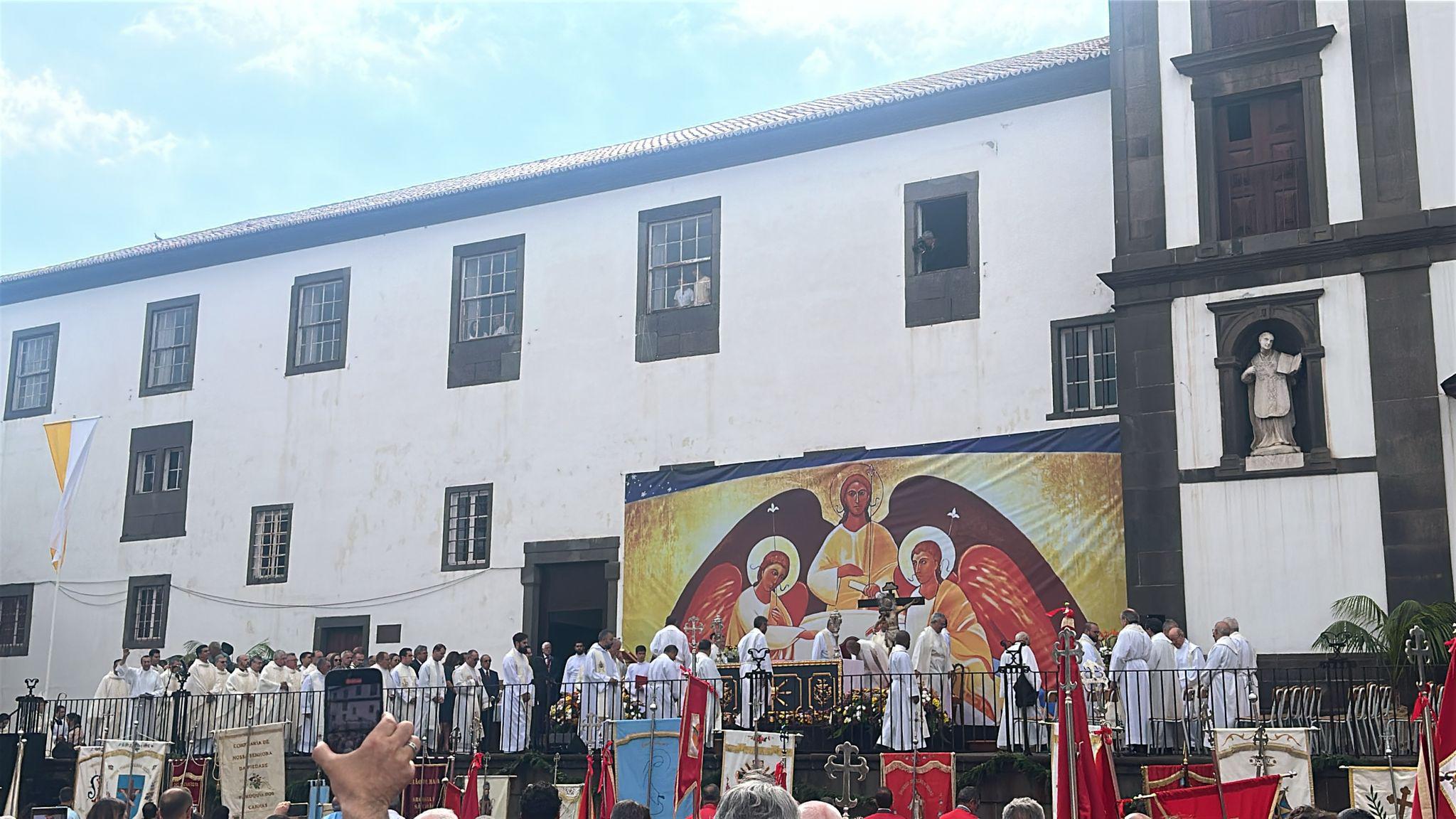 Largo do Colégio cheio para a Festa do Corpo de Deus (com fotos)