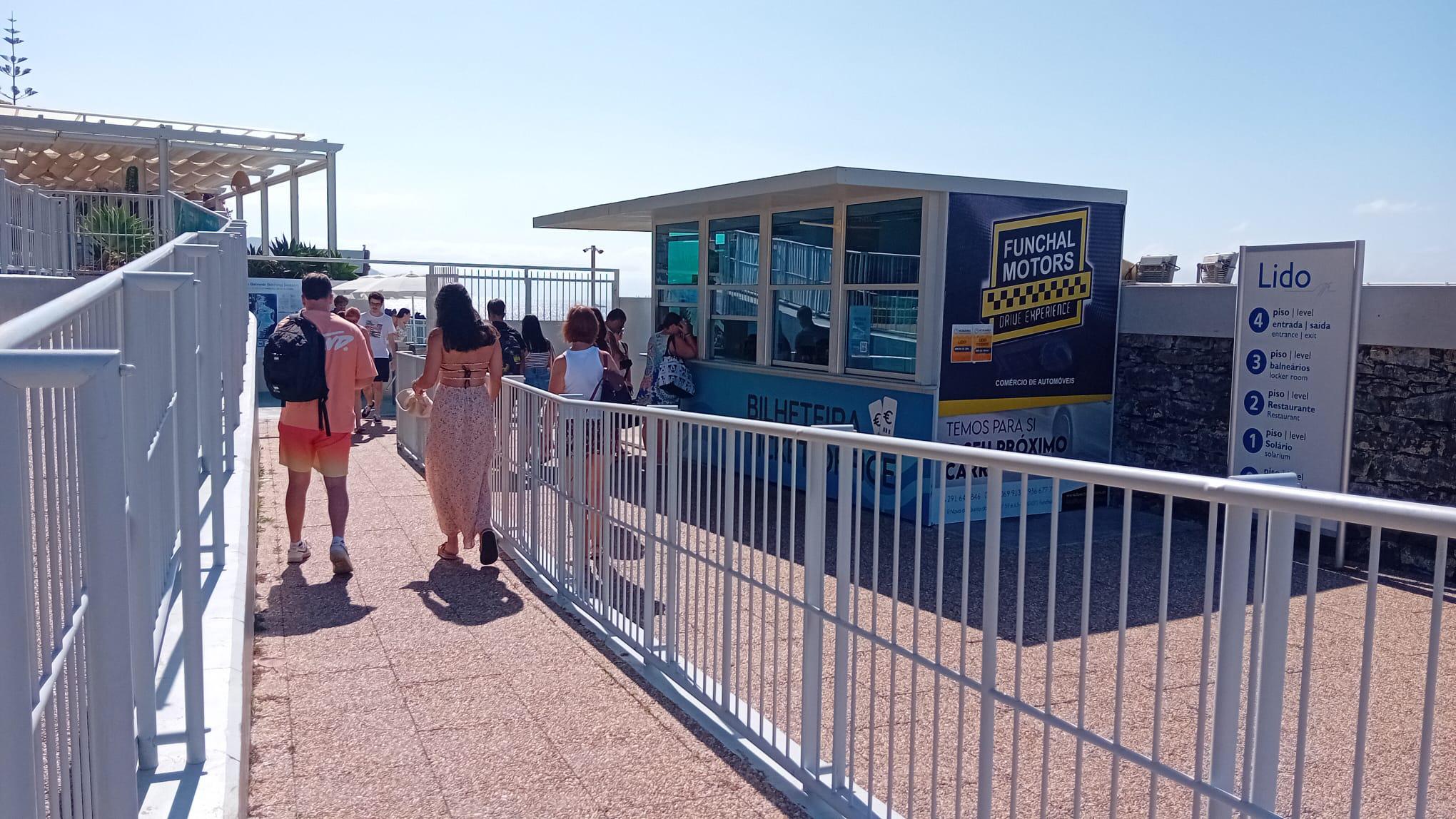 Praias do Funchal recebem largas centenas de banhistas neste domingo de calor