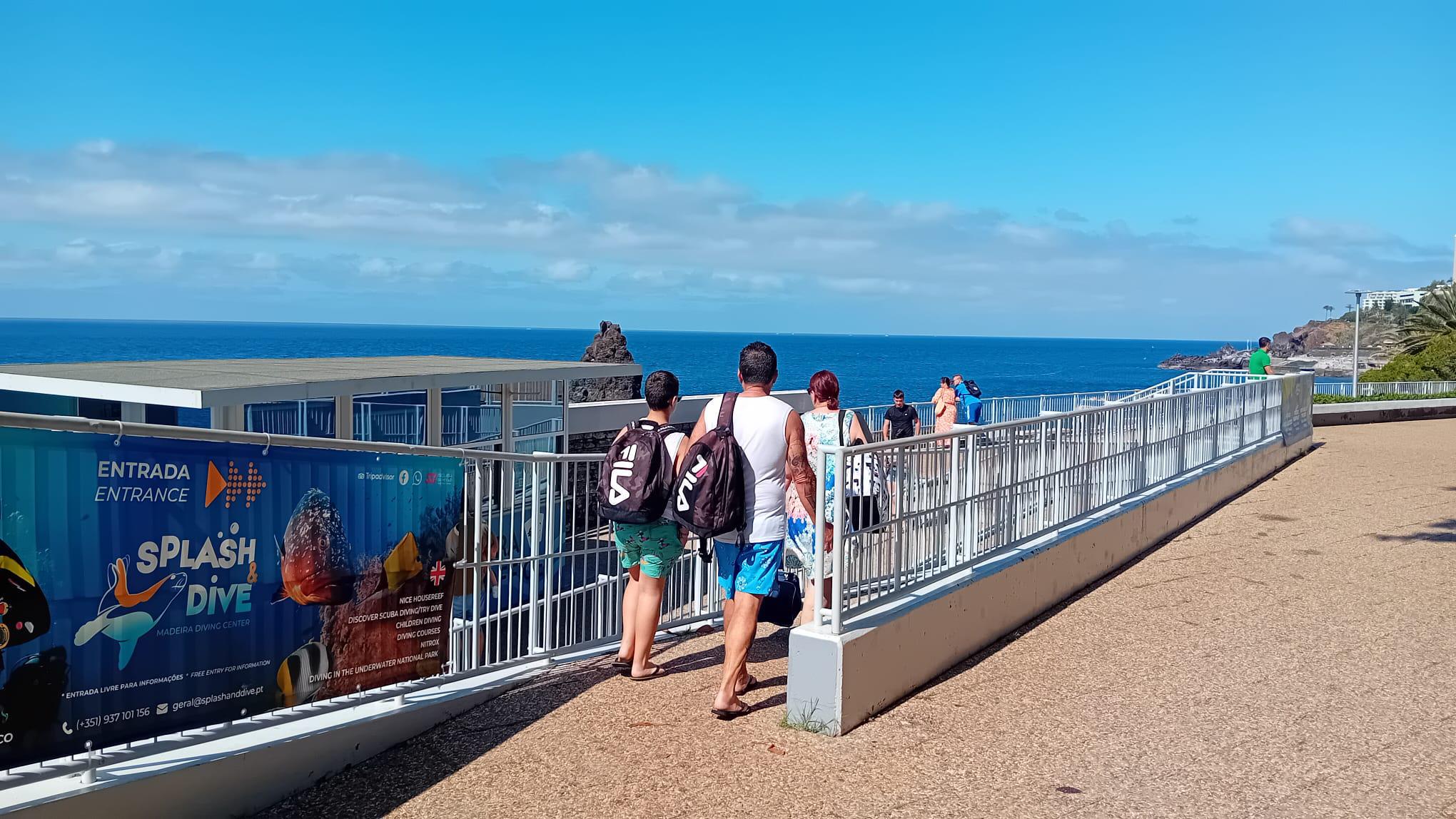 Praias do Funchal recebem largas centenas de banhistas neste domingo de calor