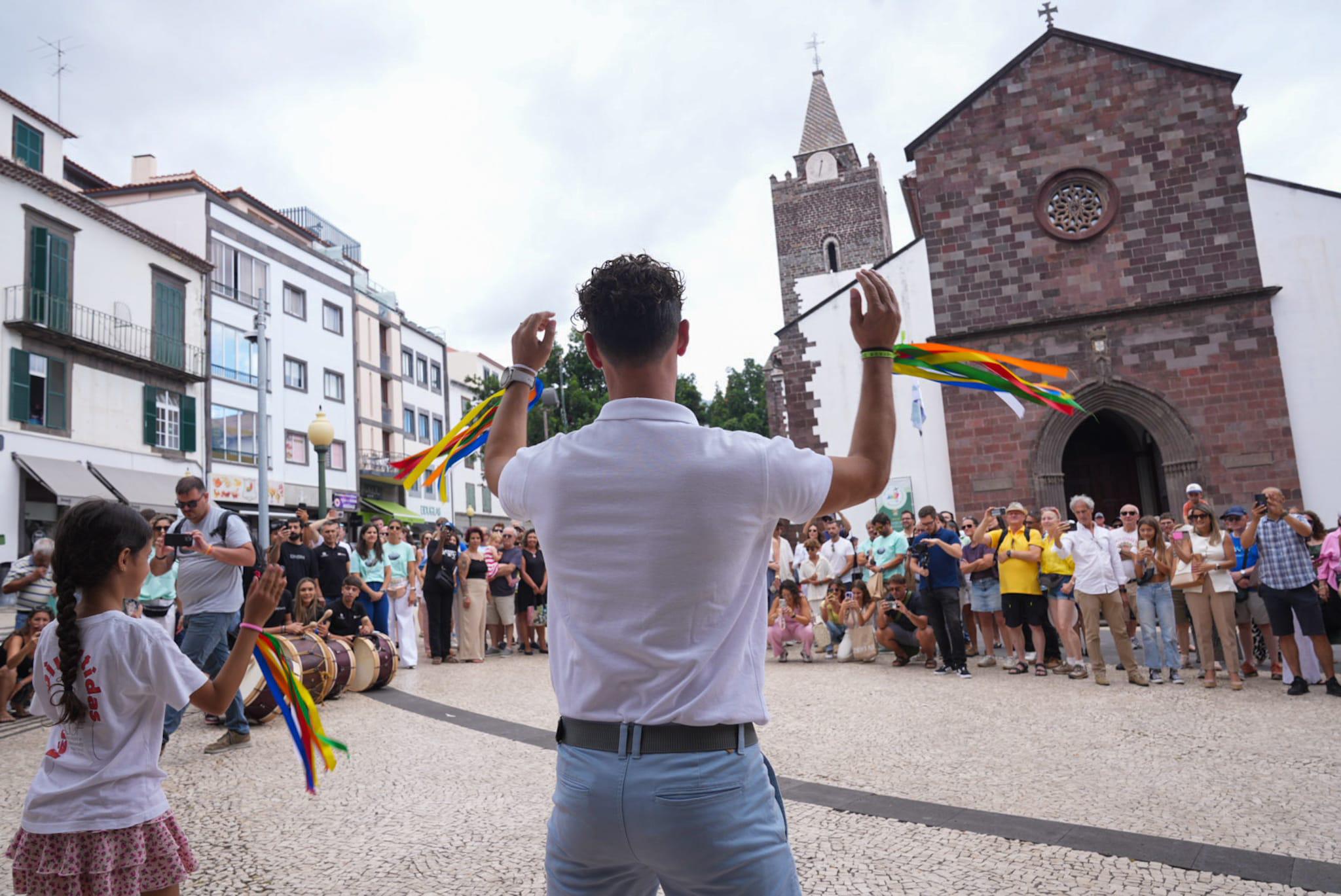 Garouta do Calhau: Mais de duas centenas participam no flash mob especial com Simão Sabrosa (com vídeo e fotos)