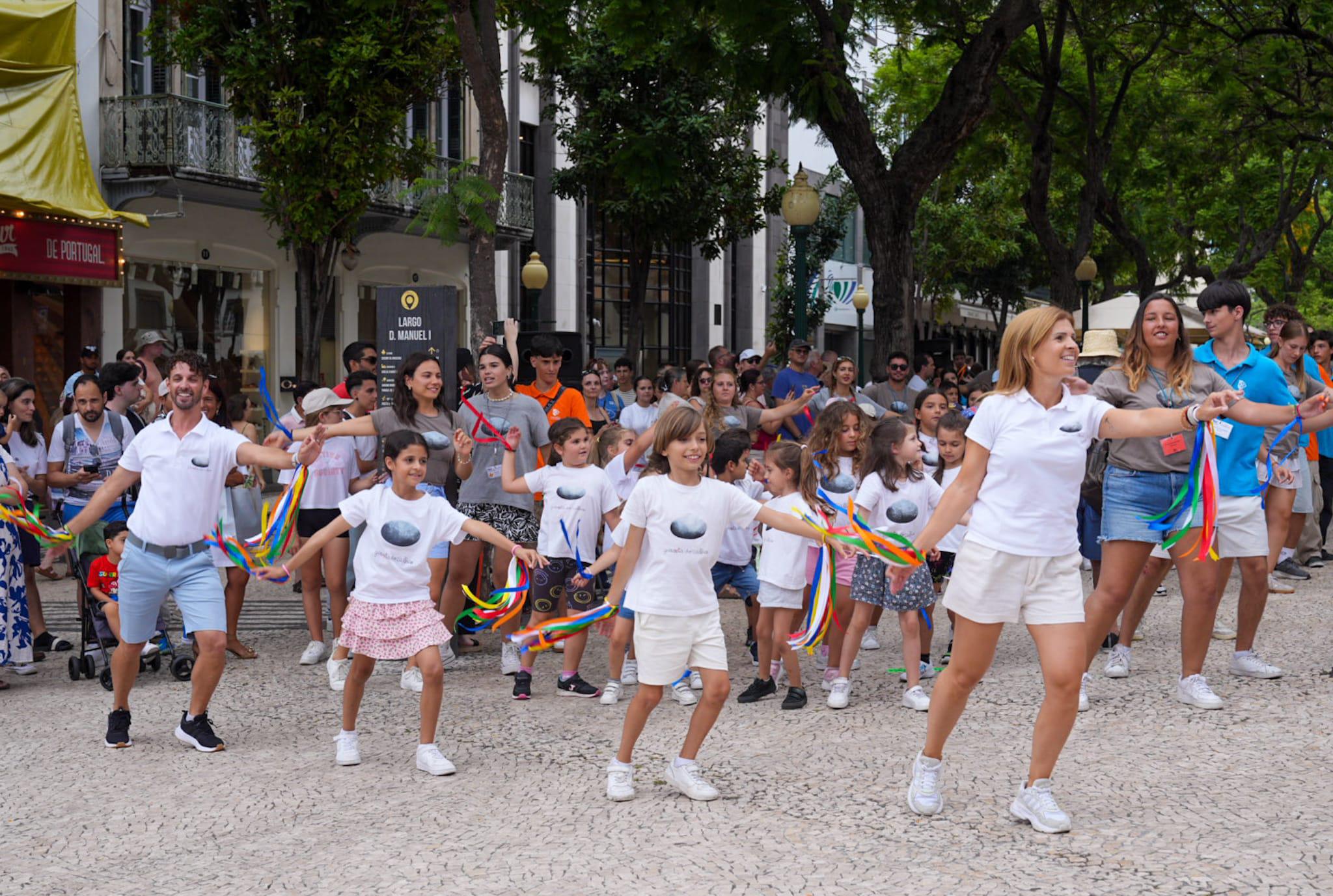 Garouta do Calhau: Mais de duas centenas participam no flash mob especial com Simão Sabrosa (com vídeo e fotos)