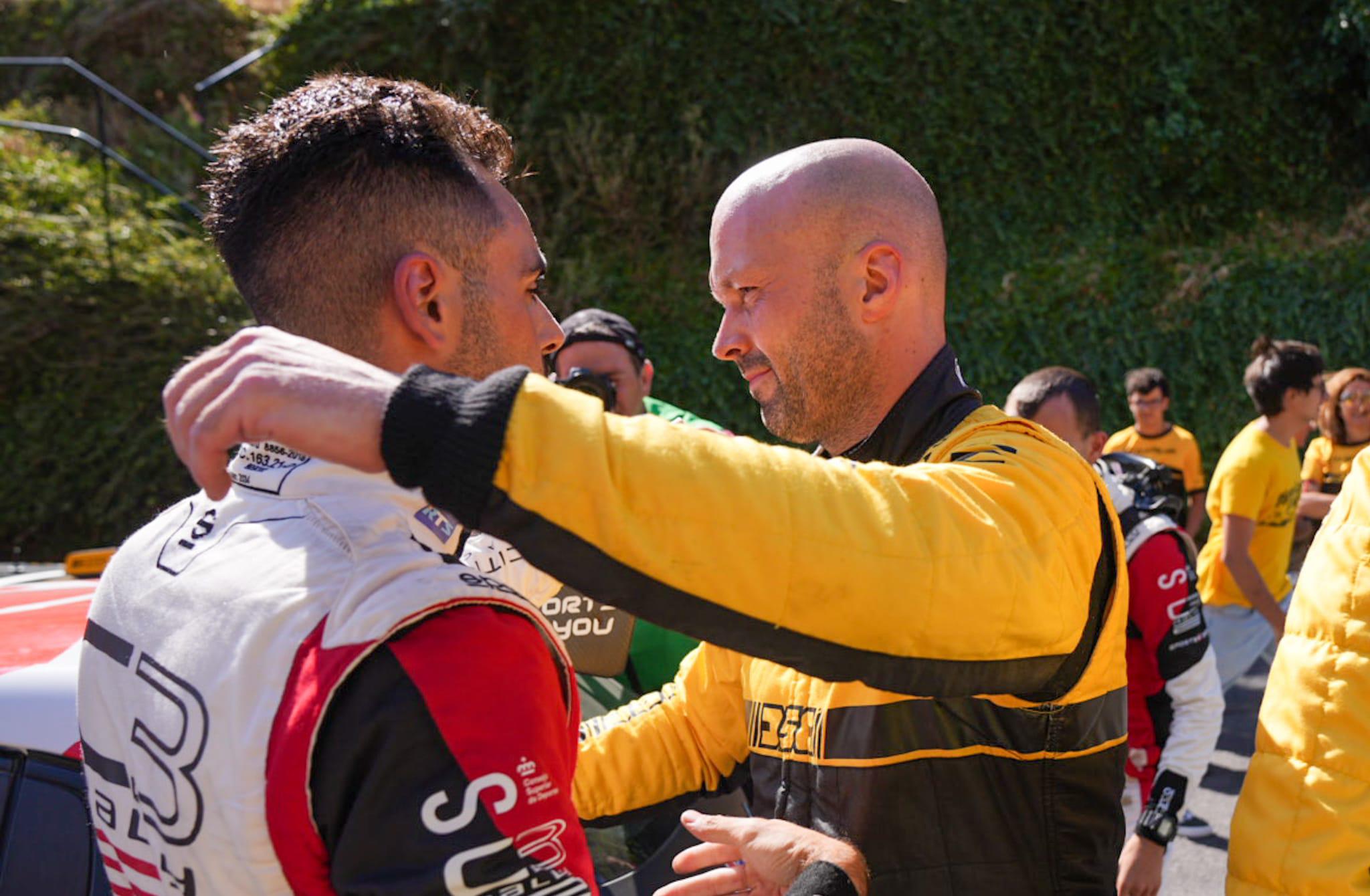 João Silva cumprimenta Diego Ruiloba, após a vitória do espanhol no Rali da Madeira.