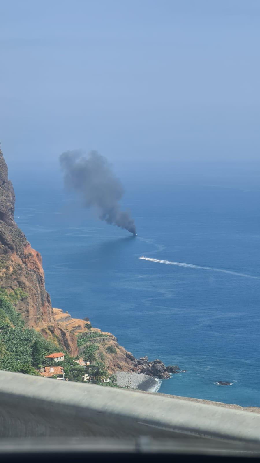 Pelo menos quatro pessoas resgatadas após incêndio em embarcação (com fotos e vídeos)