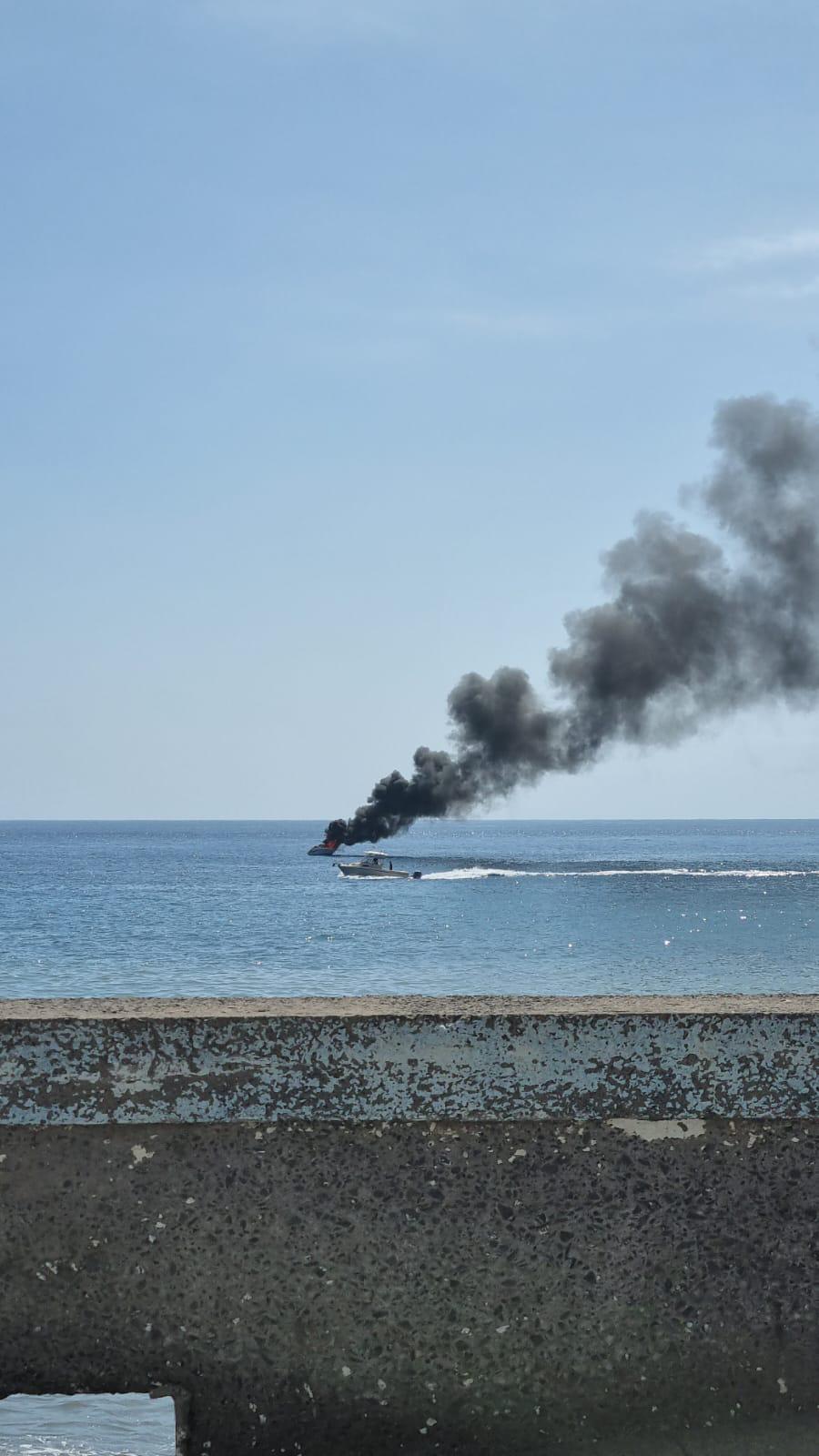 Pelo menos quatro pessoas resgatadas após incêndio em embarcação (com fotos e vídeos)