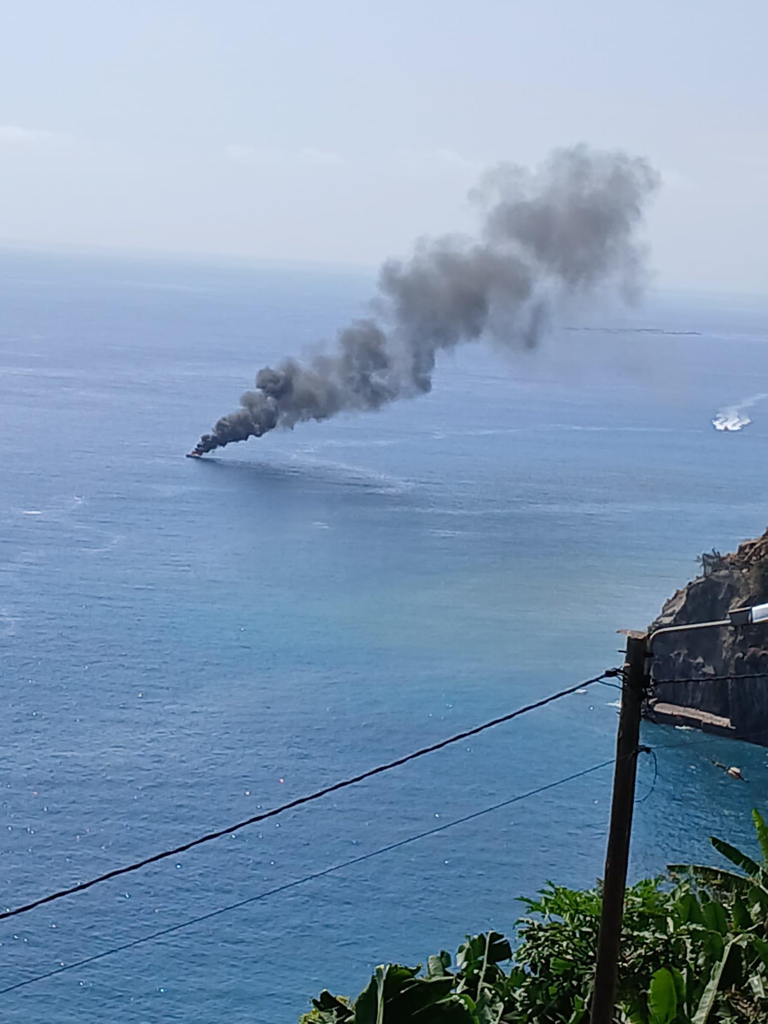 Fogo em embarcação ao largo da Madalena do Mar (com fotos)