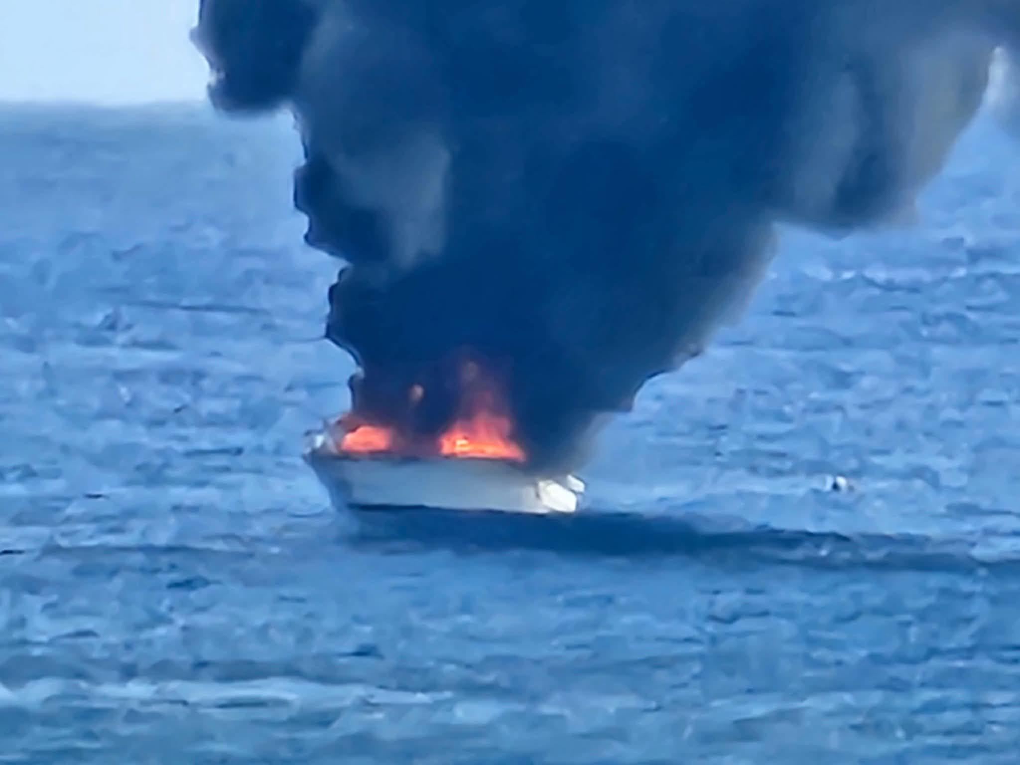 Fogo em embarcação ao largo da Madalena do Mar (com fotos)