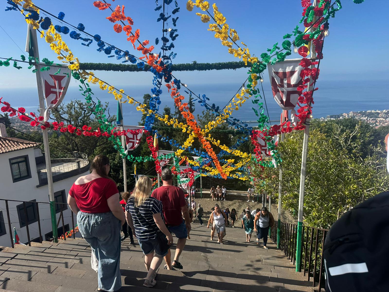 Monte enche-se de fé e tradição antes da missa e procissão de Nossa Senhora do Monte (com fotos)