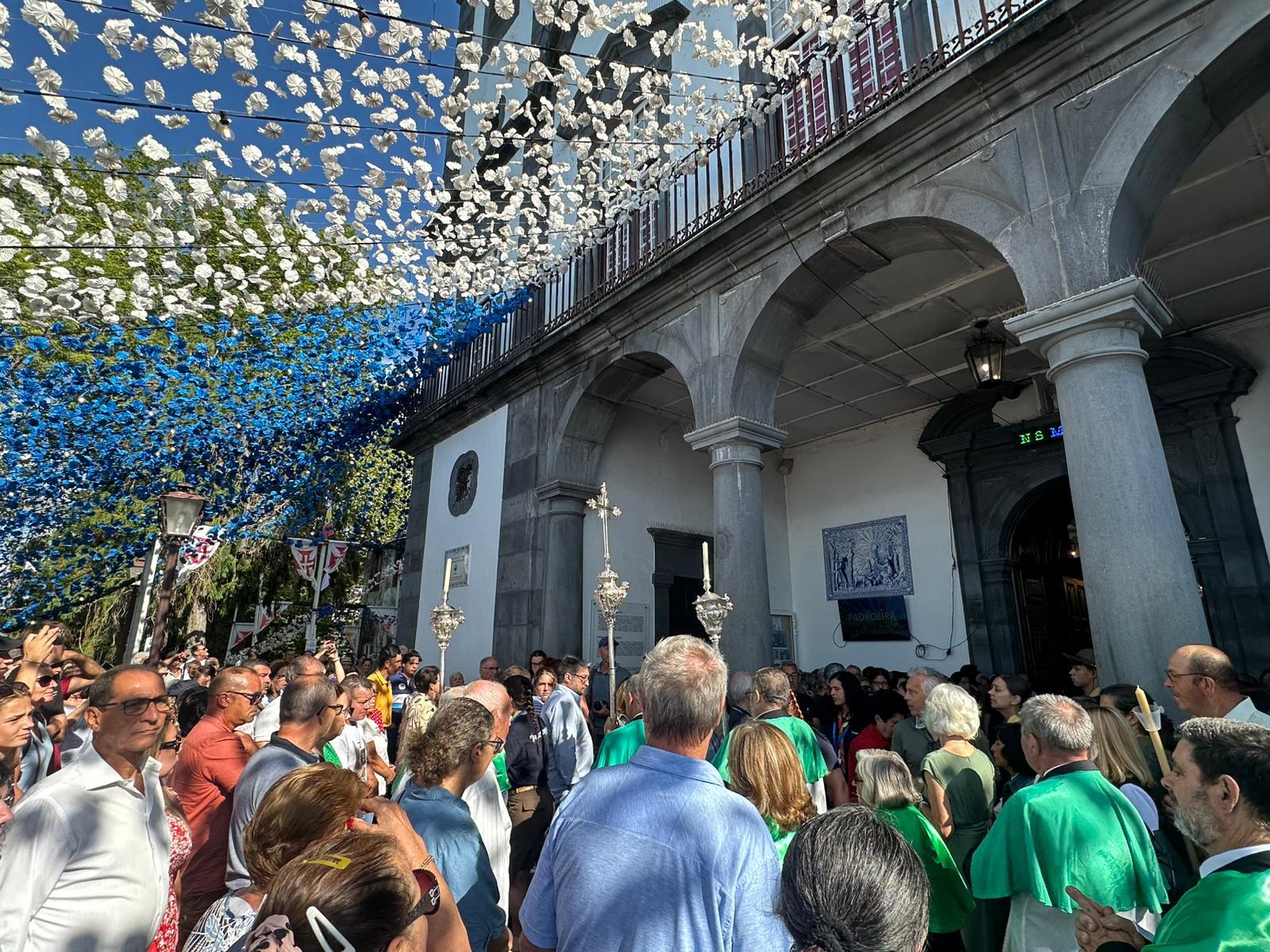 Monte enche-se de fé e tradição antes da missa e procissão de Nossa Senhora do Monte (com fotos)