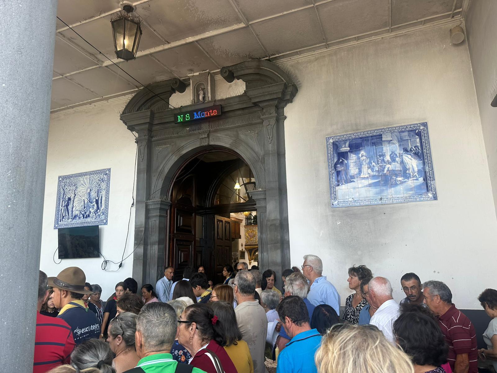 Monte enche-se de fé e tradição antes da missa e procissão de Nossa Senhora do Monte (com fotos)