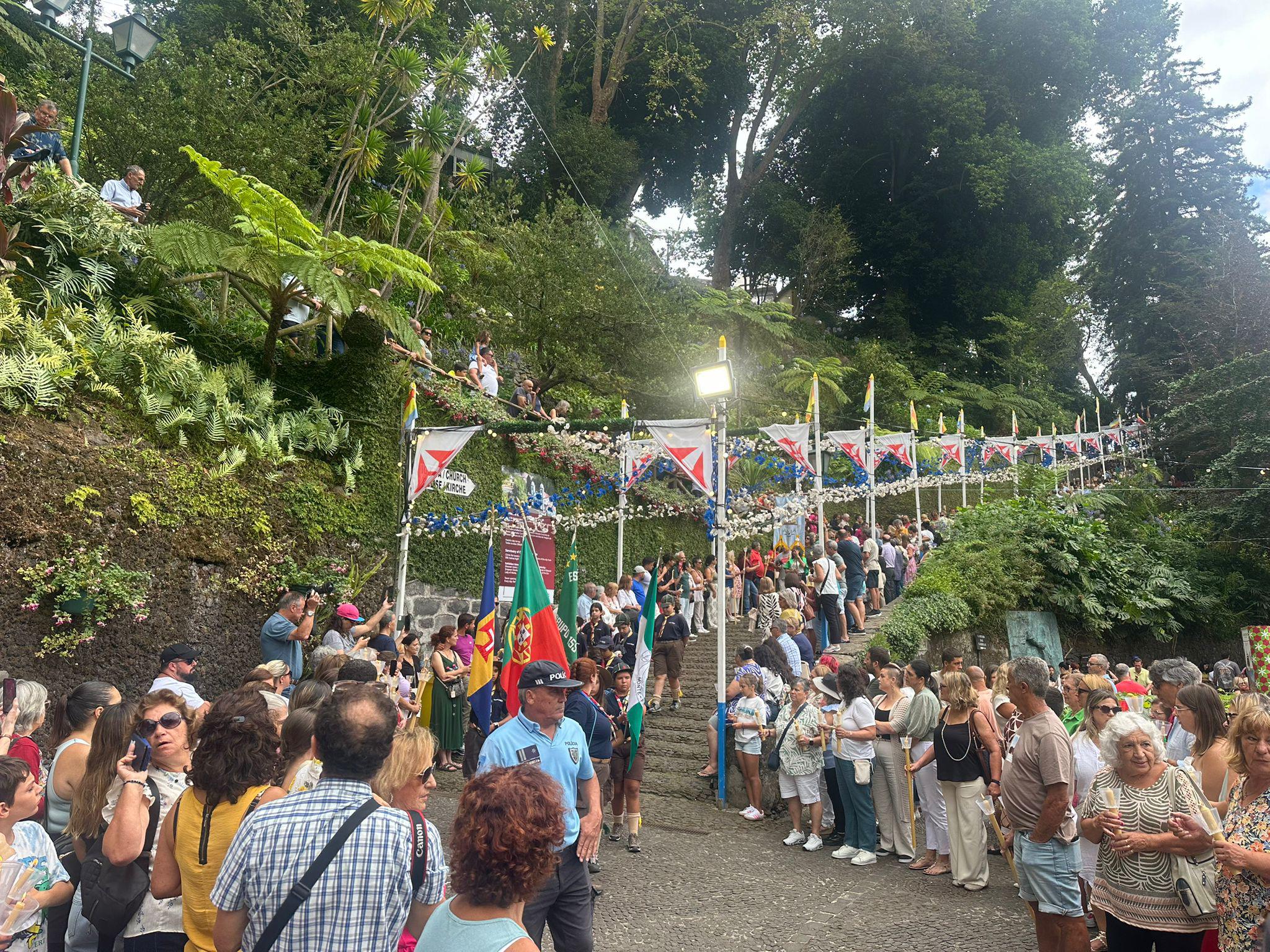 Procissão em honra de Nossa Senhora do Monte arranca com devoção (com fotos)