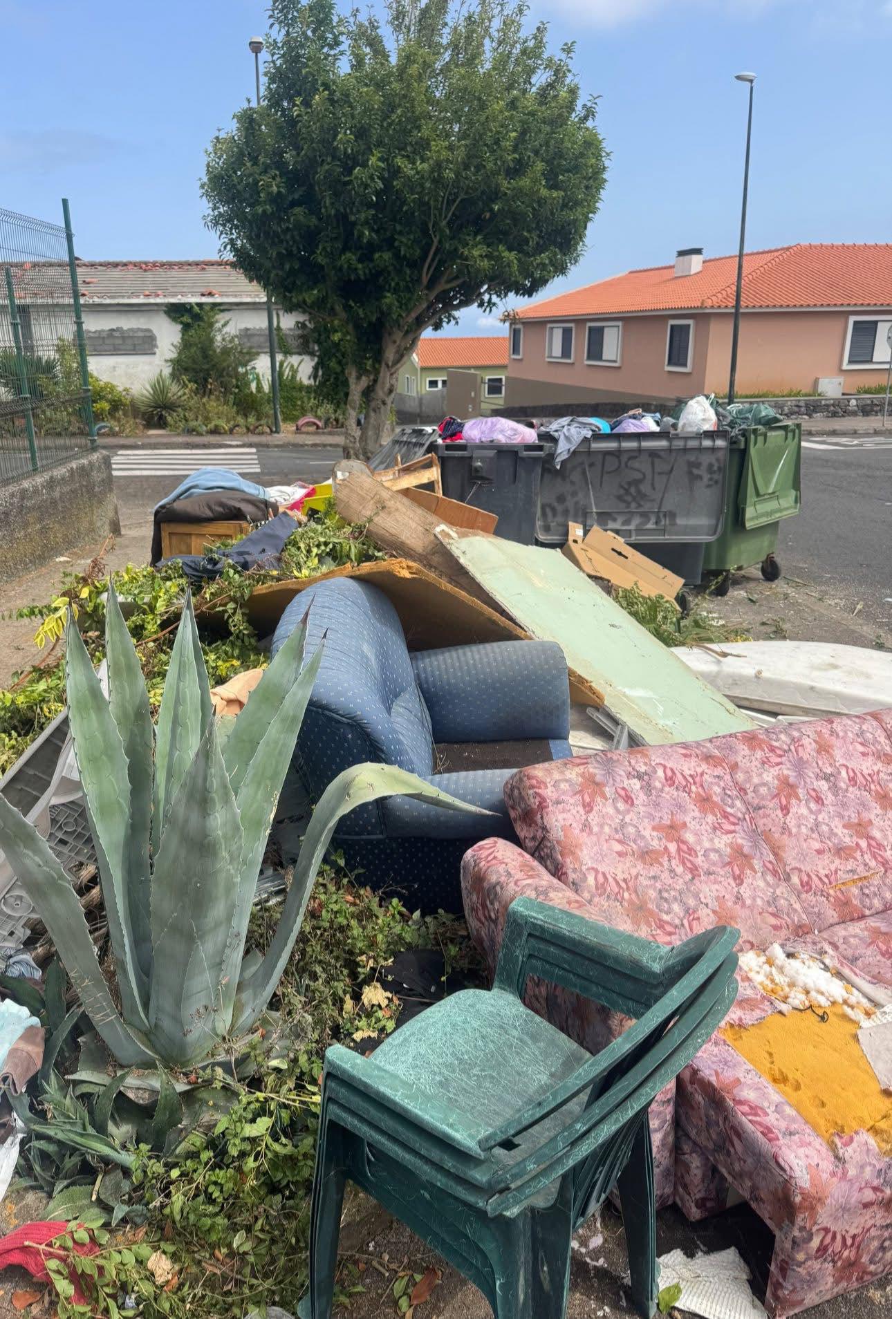 Residentes indignados com lixo acumulado nas ruas do Bairro da Nogueira