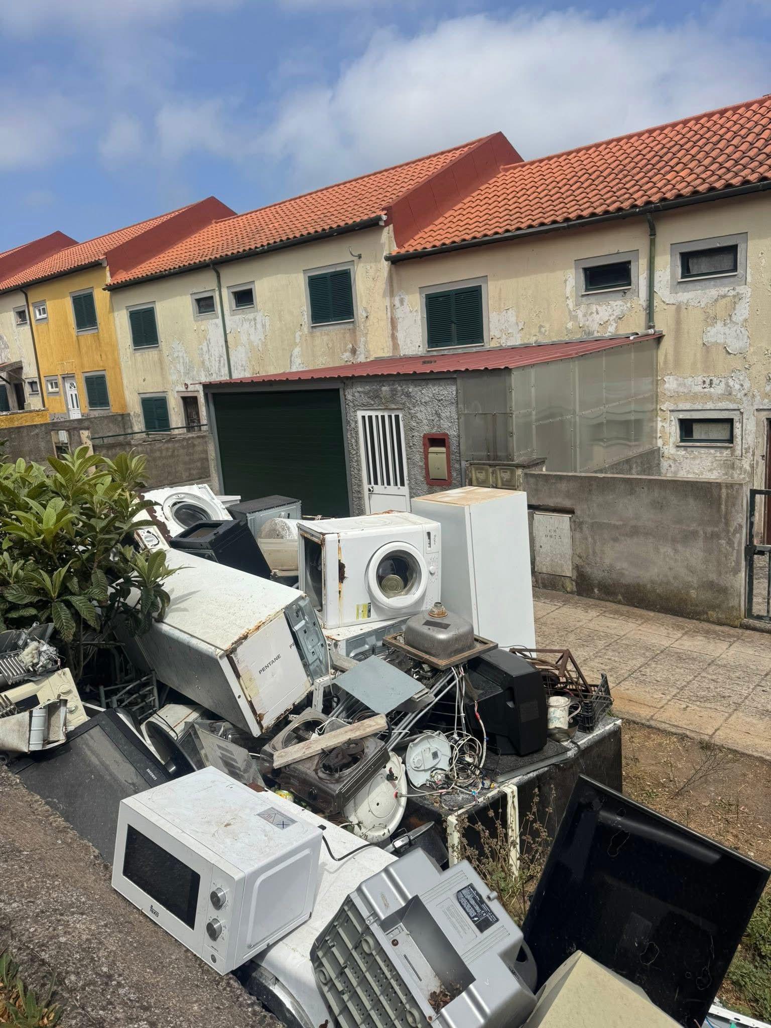 Residentes indignados com lixo acumulado nas ruas do Bairro da Nogueira