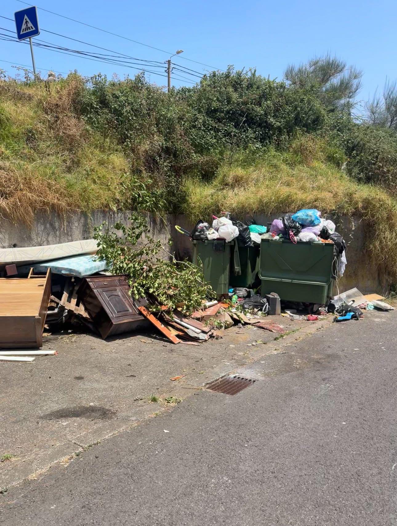 Residentes indignados com lixo acumulado nas ruas do Bairro da Nogueira