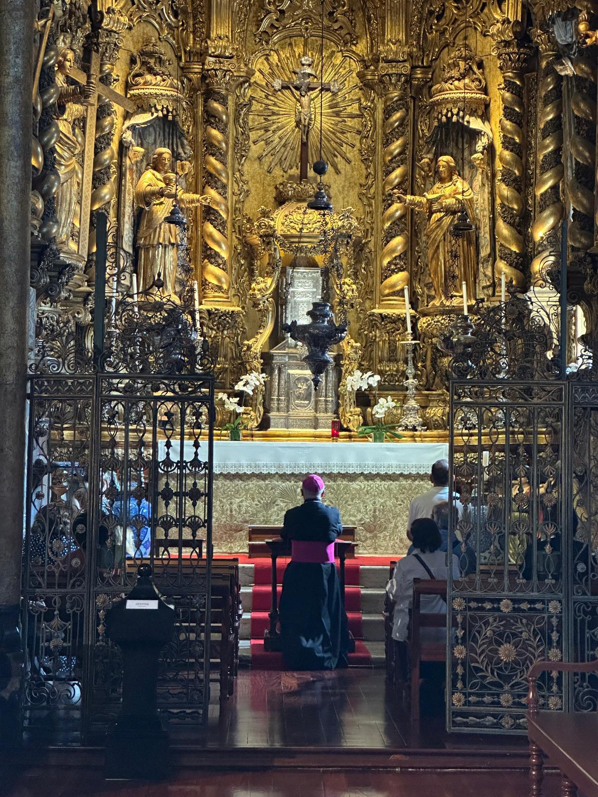 Bispo do Funchal já chegou à Sé para a missa de D. Teodoro