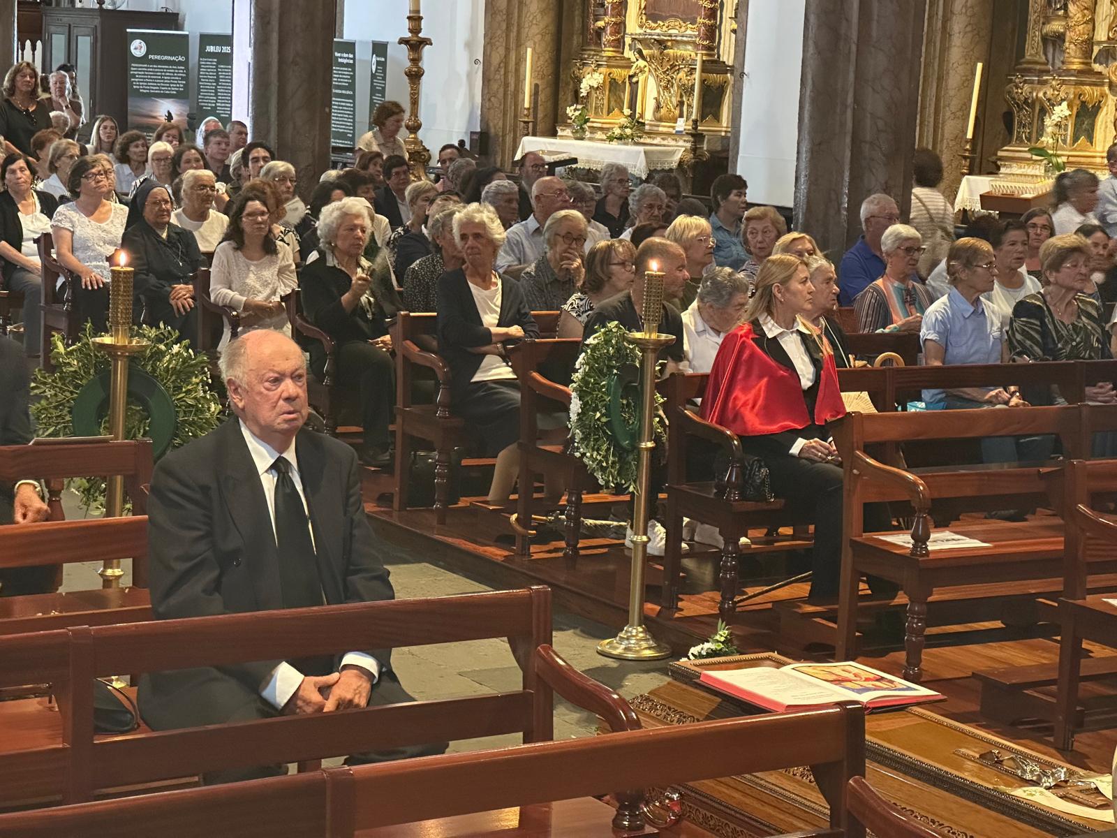Bispo do Funchal já chegou à Sé para a missa de D. Teodoro