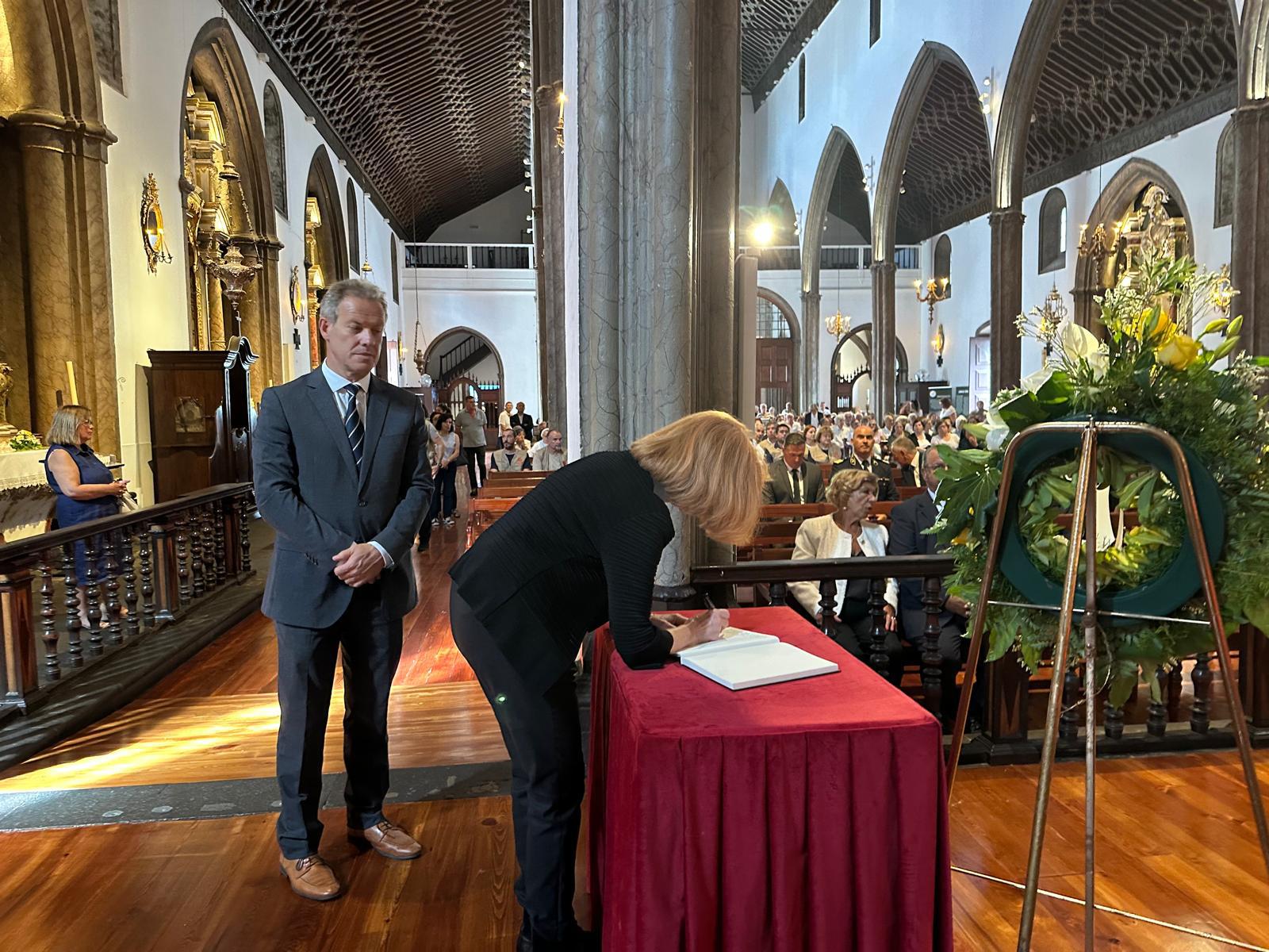 Bispo do Funchal já chegou à Sé para a missa de D. Teodoro