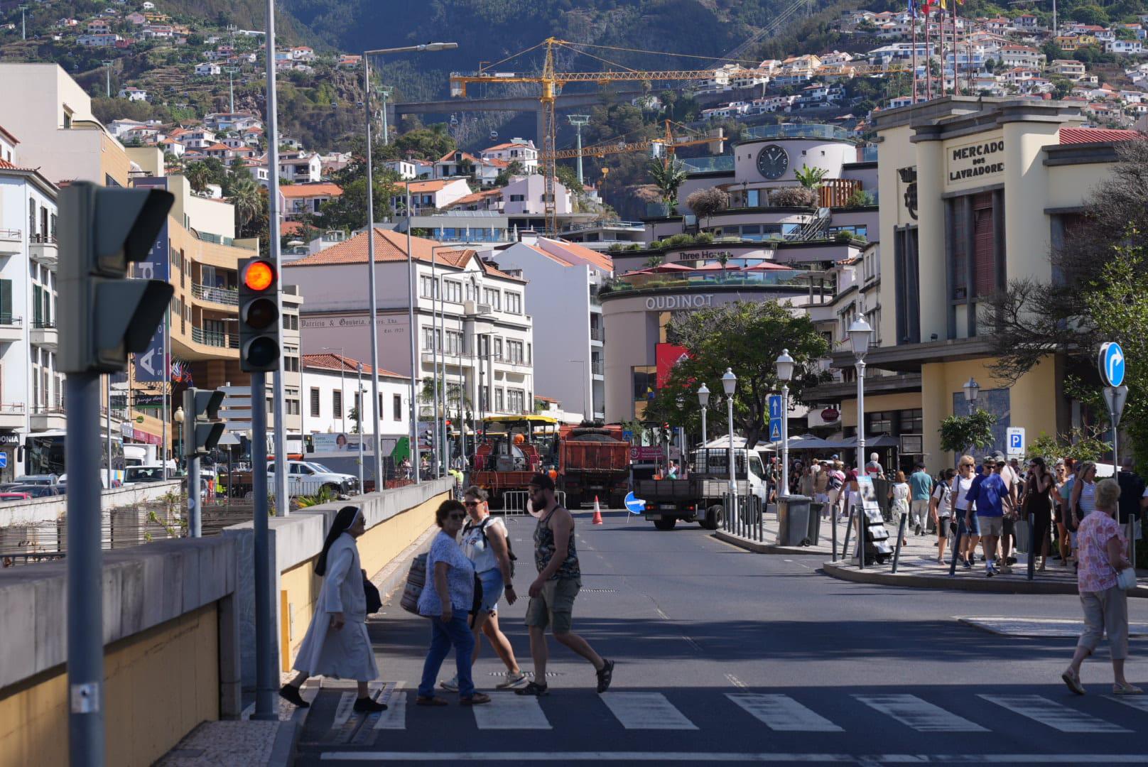 Caos na Praça da Autonomia devido a obras na Ponte do Mercado (com fotos)