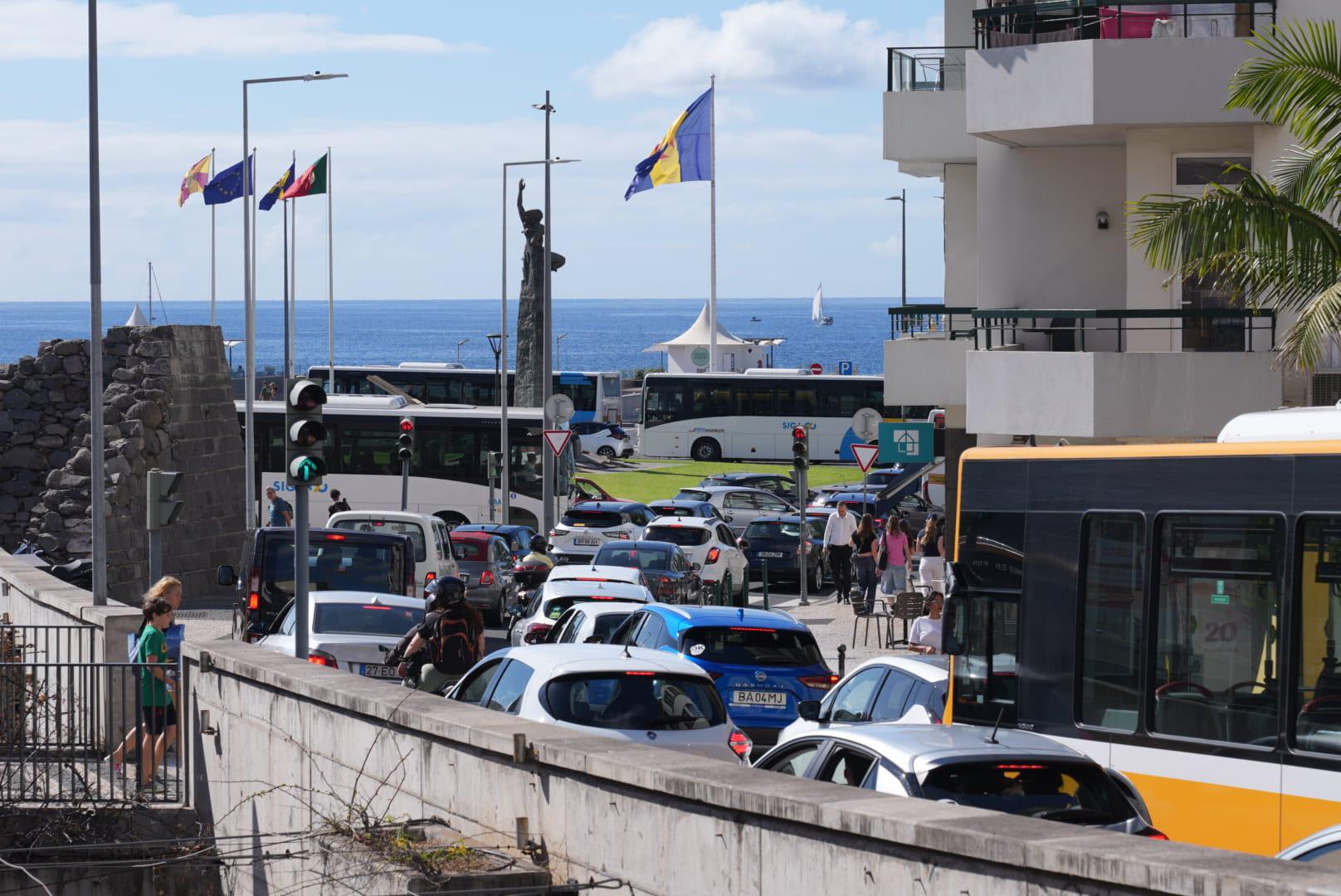 Caos na Praça da Autonomia devido a obras na Ponte do Mercado (com fotos)