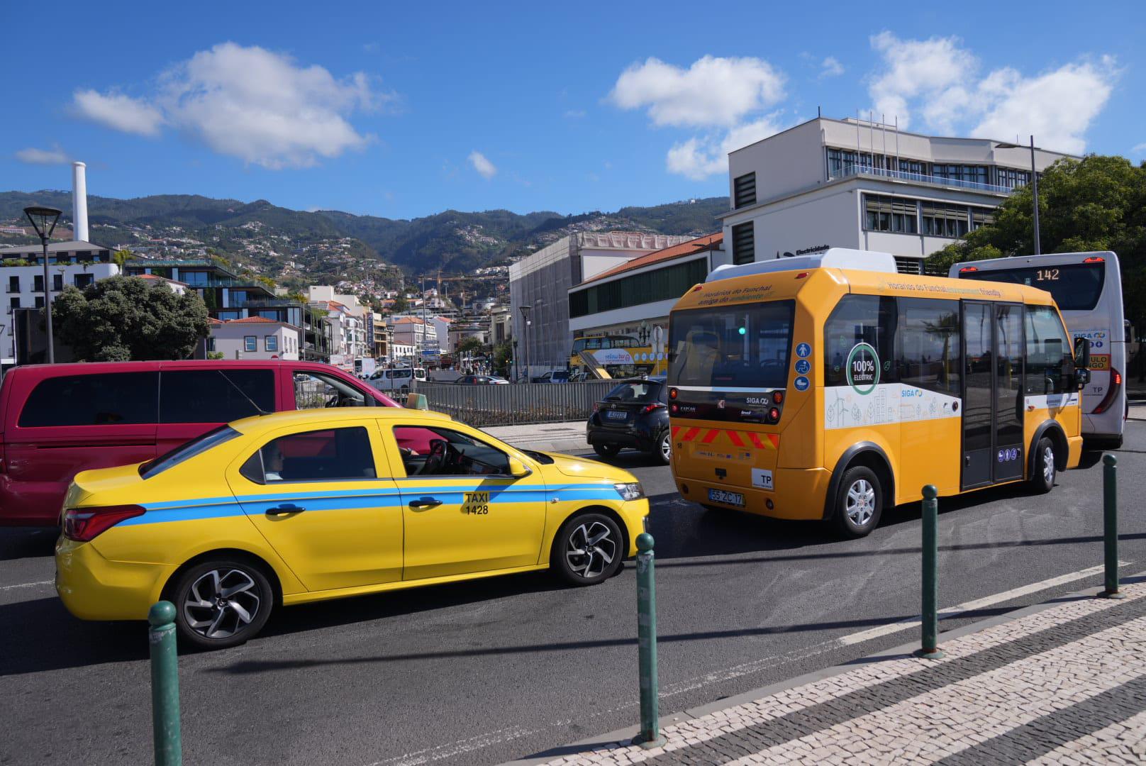 Caos na Praça da Autonomia devido a obras na Ponte do Mercado (com fotos)