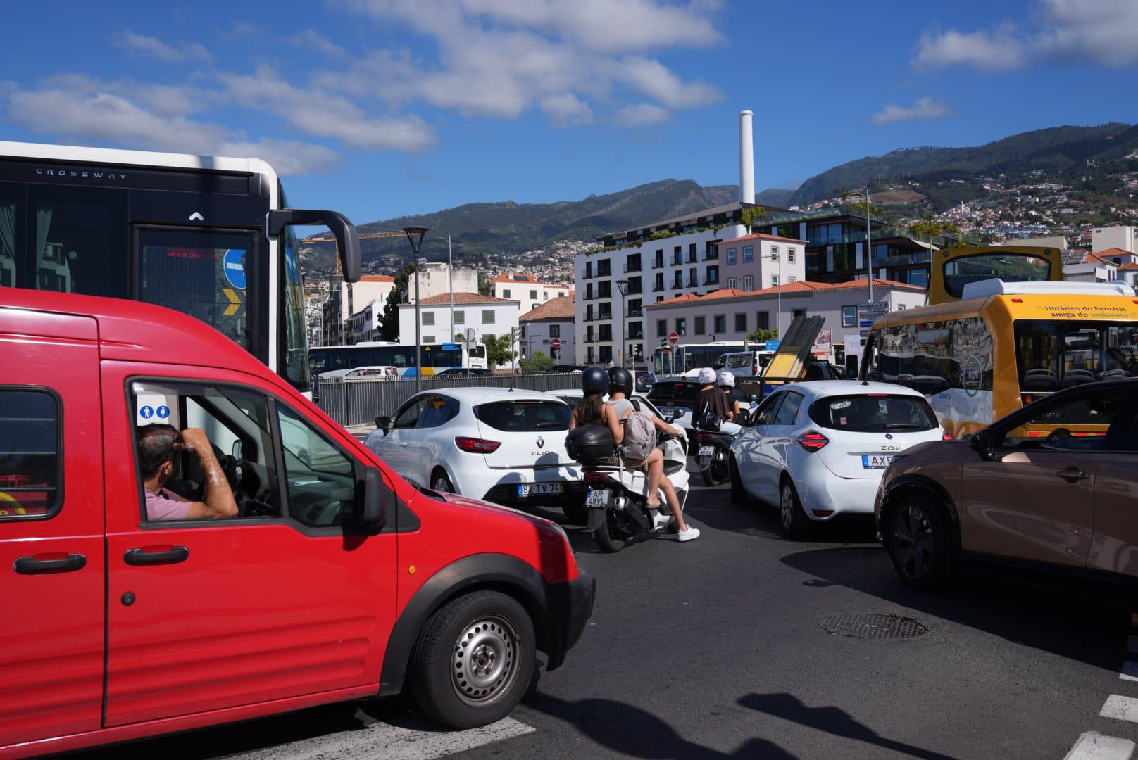 Caos na Praça da Autonomia devido a obras na Ponte do Mercado (com fotos)
