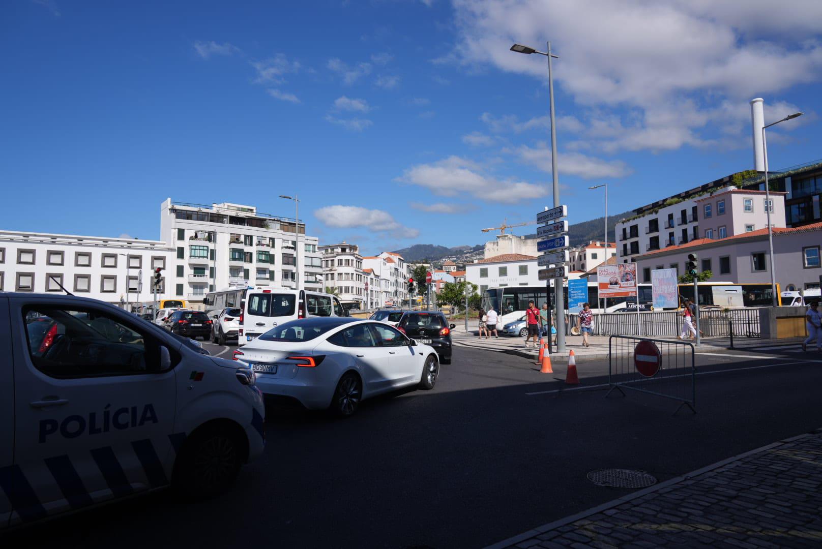 Caos na Praça da Autonomia devido a obras na Ponte do Mercado (com fotos)