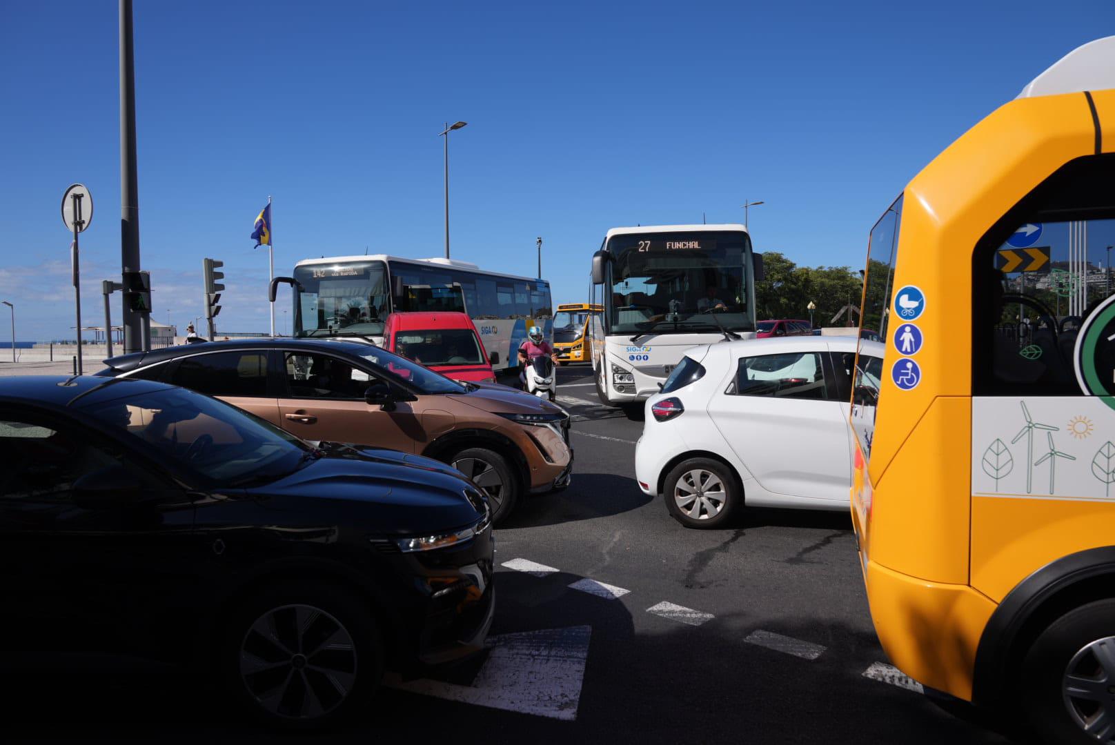 Caos na Praça da Autonomia devido a obras na Ponte do Mercado (com fotos)