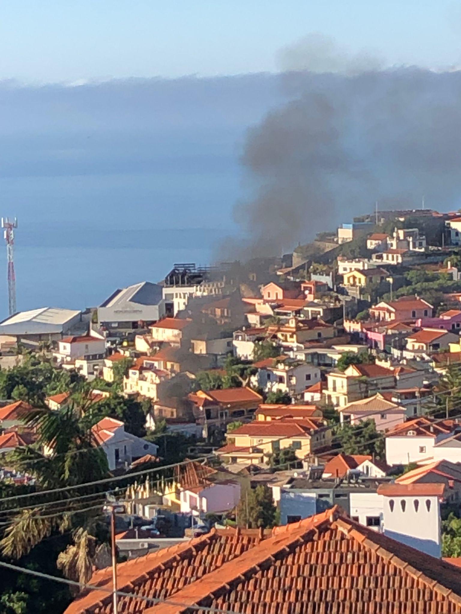 Grande incêndio numa habitação nas Courelas (com vídeo e fotos)