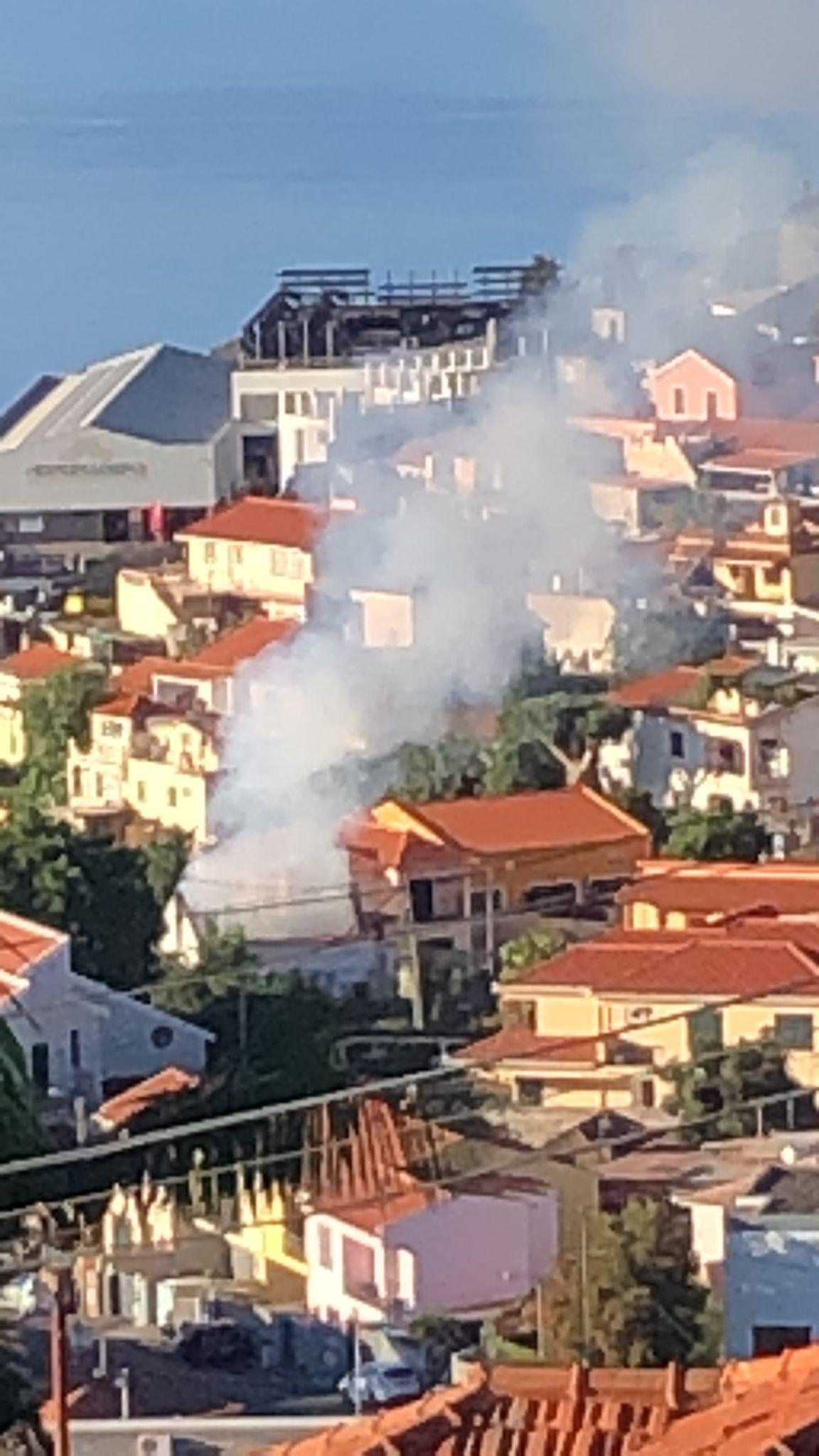 Grande incêndio numa habitação nas Courelas (com vídeo e fotos)