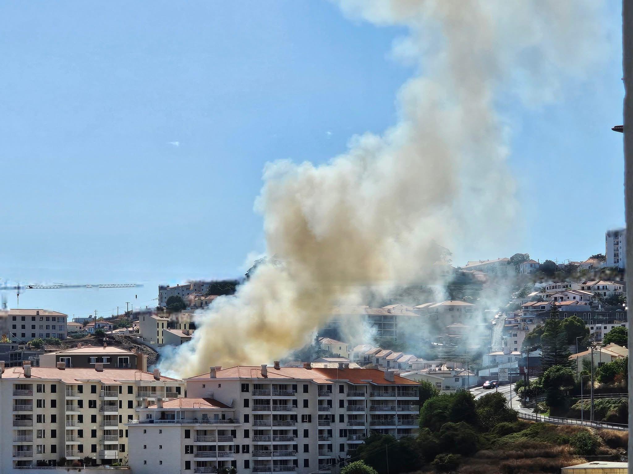 Incêndio em casa devoluta na zona da Azenha mobiliza 2 corporações