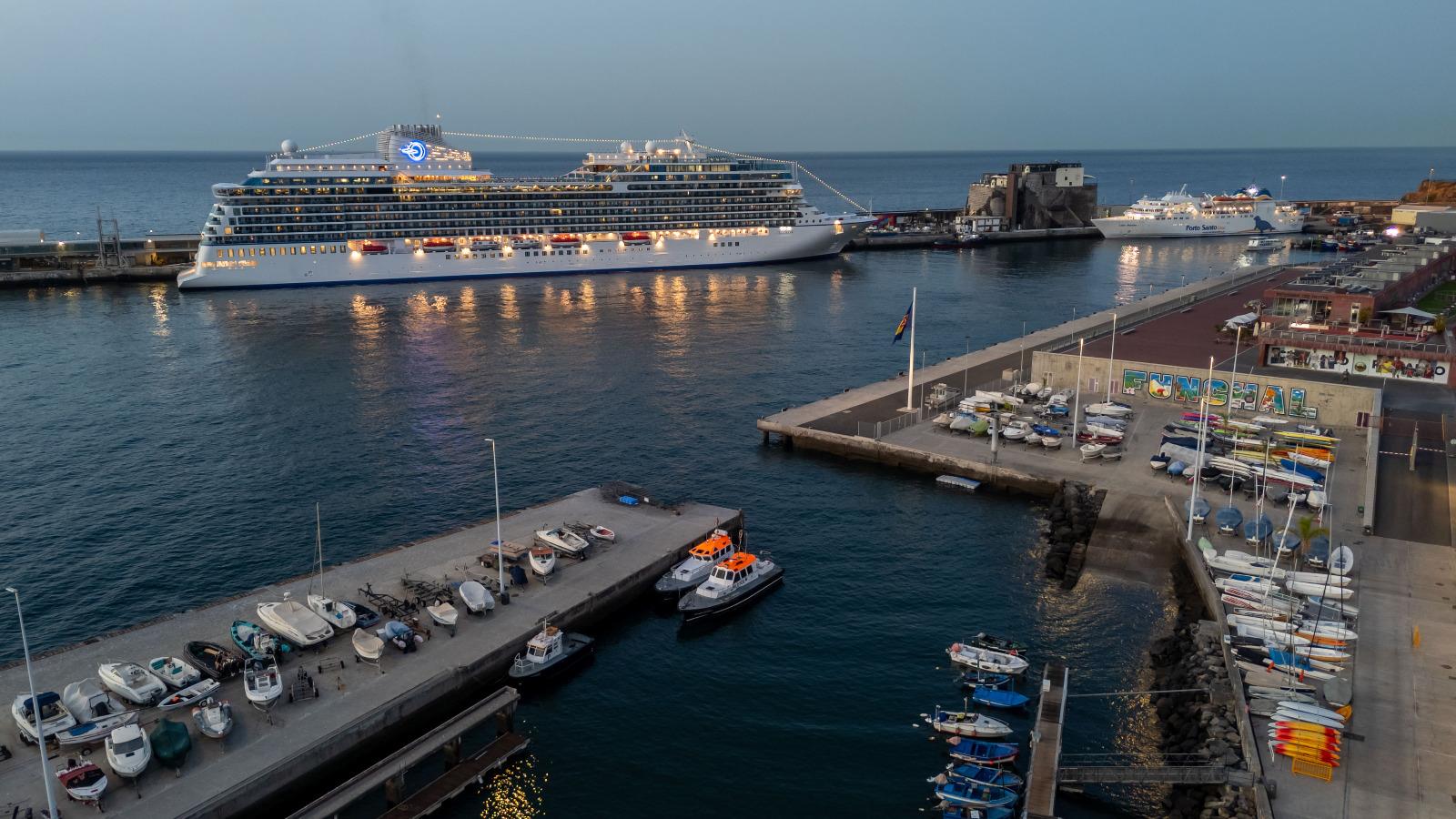 Fotos ilustram estreia do navio ‘Allura’ no Porto do Funchal