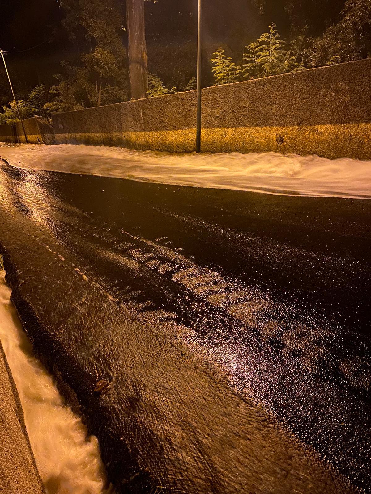 Inundação em São Gonçalo afetou casas e armazém (com fotos e vídeo)