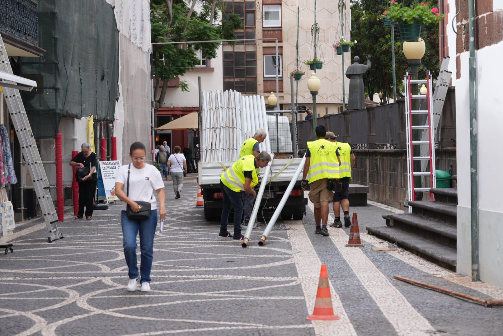 Luzes de Natal já estão a ser instaladas na cidade (com fotos)