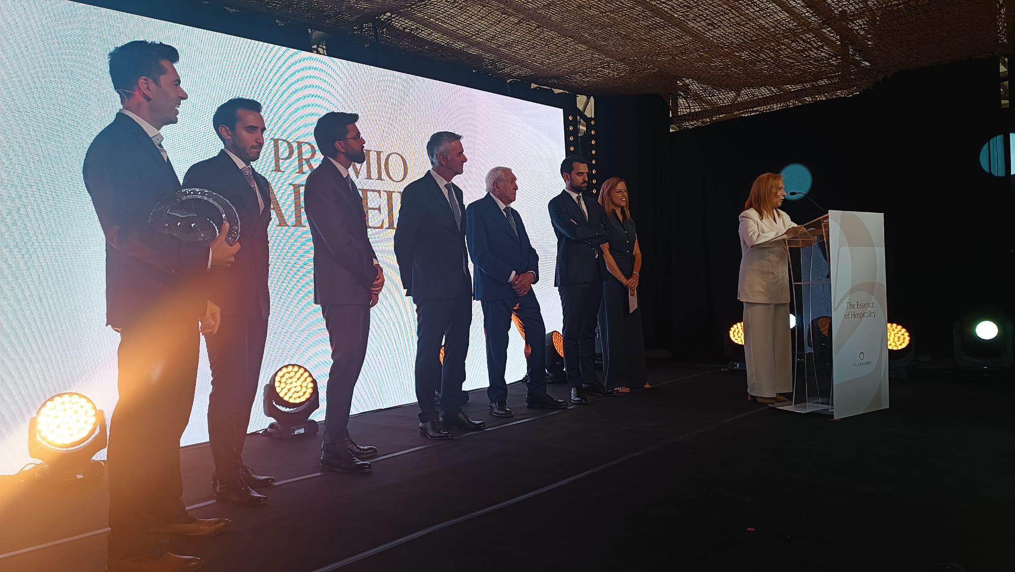 João Só compôs hino do Vila Baleira e fez o acompanhamento nos ‘Parabéns a Você’ (com vídeo)