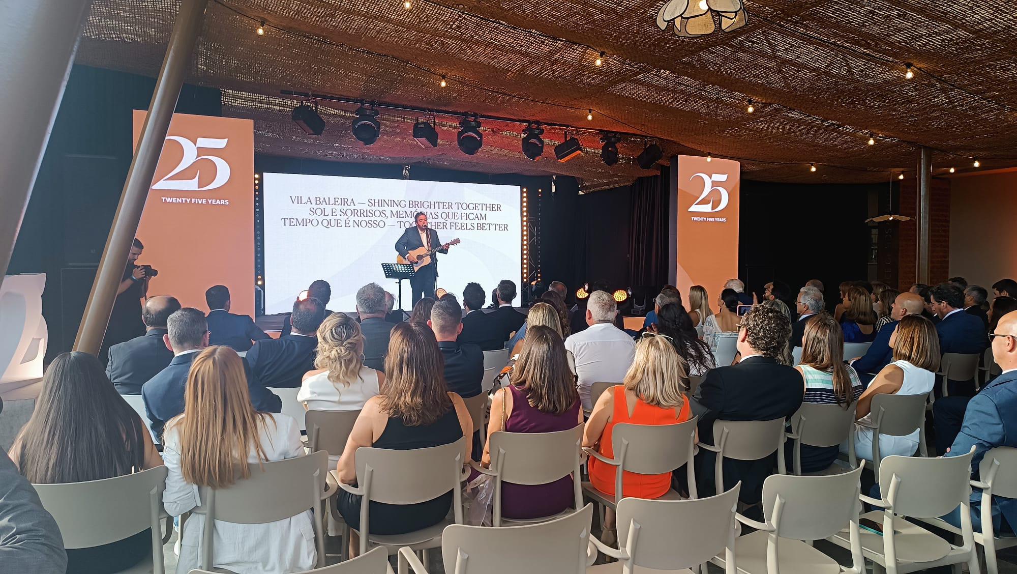 João Só compôs hino do Vila Baleira e fez o acompanhamento nos ‘Parabéns a Você’ (com vídeo)