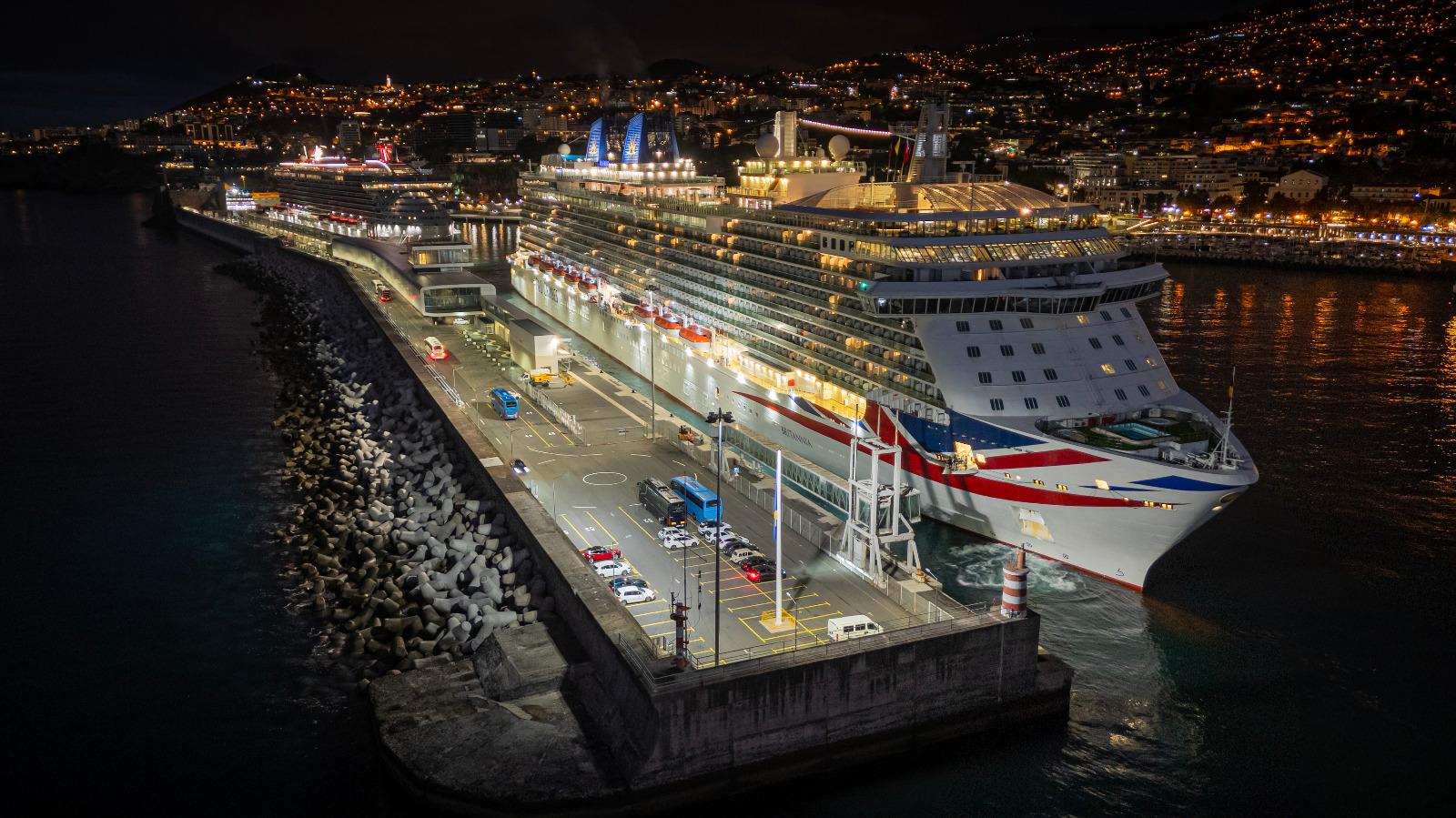 Scarlet Lady, Britannia e Royal Clipper fazem escala no porto do Funchal.