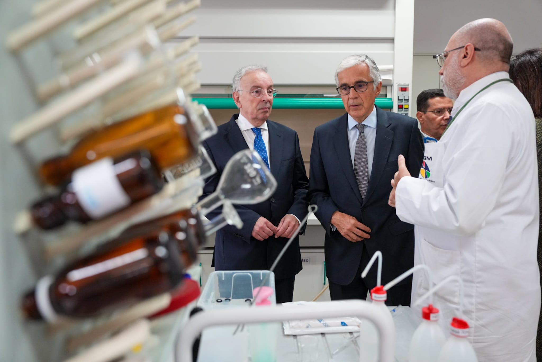 Aguiar Branco visita laboratórios da Universidade da Madeira