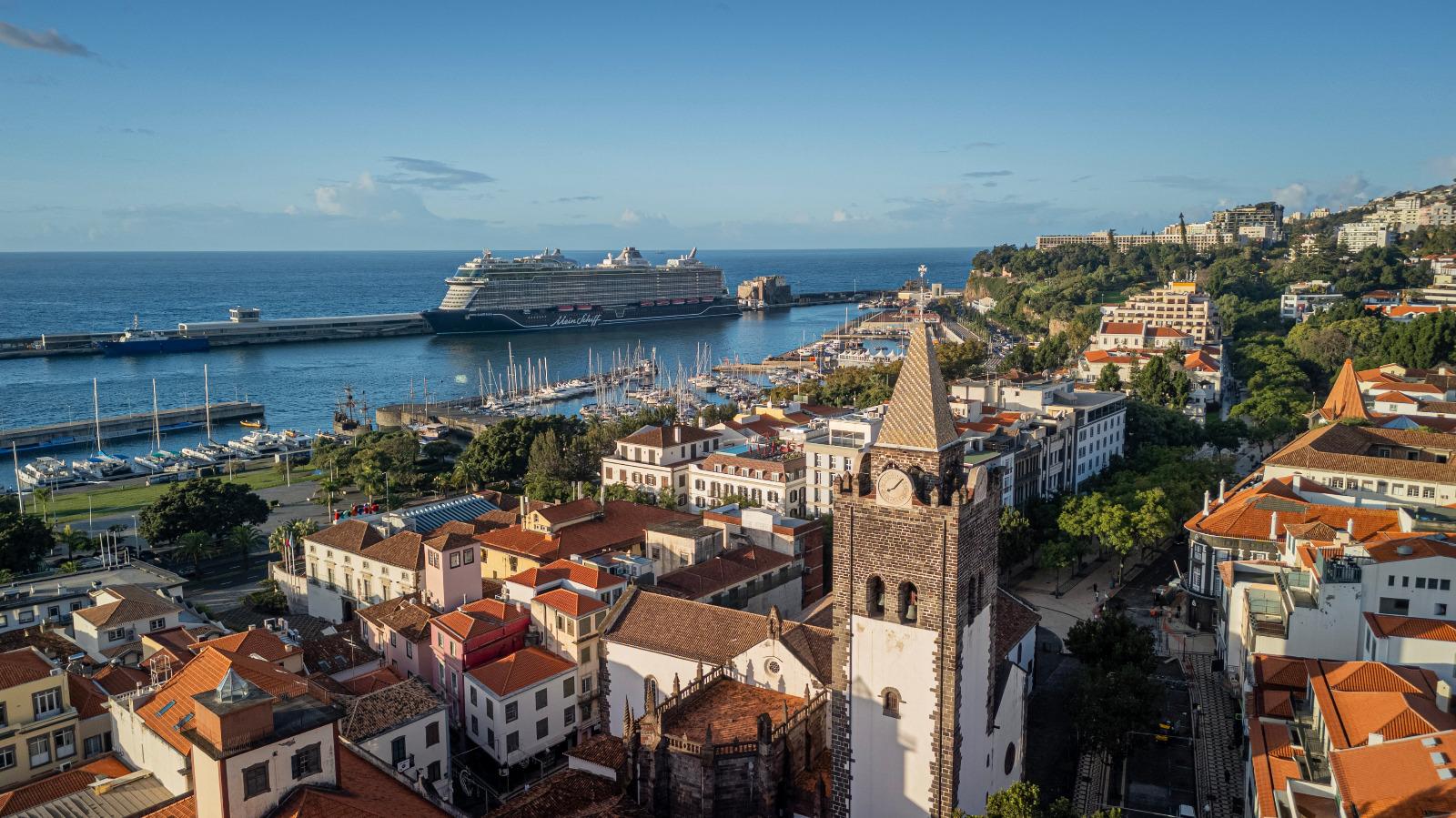 ‘Mein Schiff Relax’ estreia-se no Porto do Funchal (com fotos)