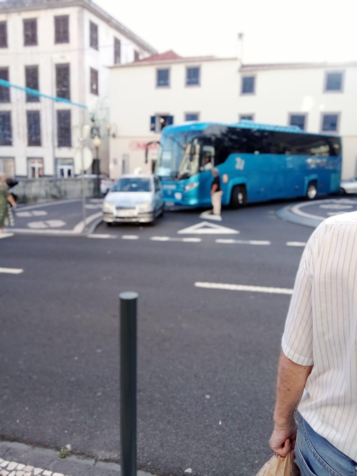 Estacionamento irregular deixa Avenida 5 de Outubro bloqueada (com fotos)