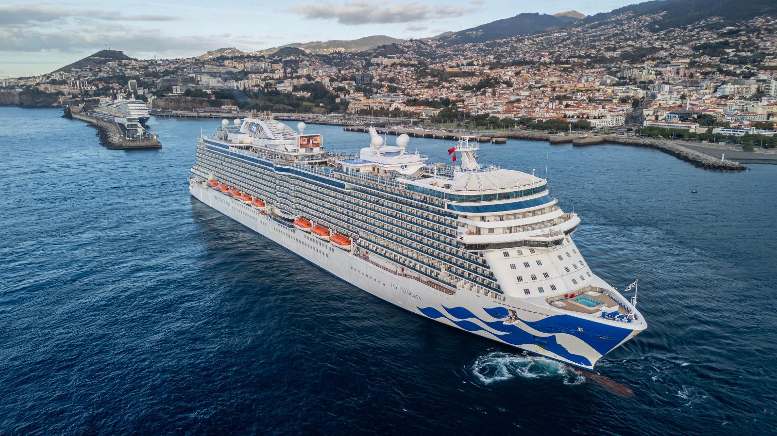 ‘Rainha’ e ‘Princesa’ dos mares embelezam Porto do Funchal (com fotos)