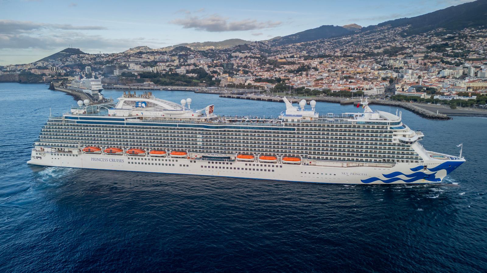 ‘Rainha’ e ‘Princesa’ dos mares embelezam Porto do Funchal (com fotos)