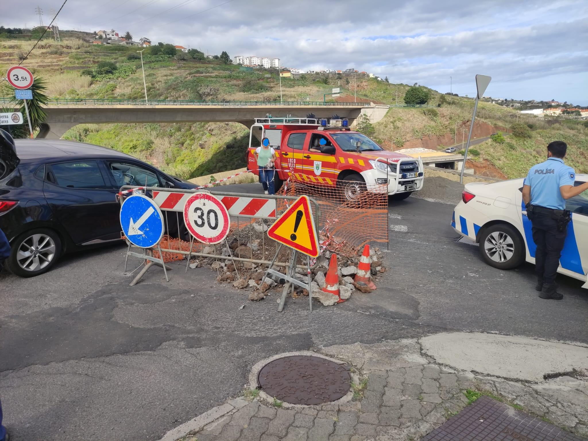 Carro cai num buraco no Caniço