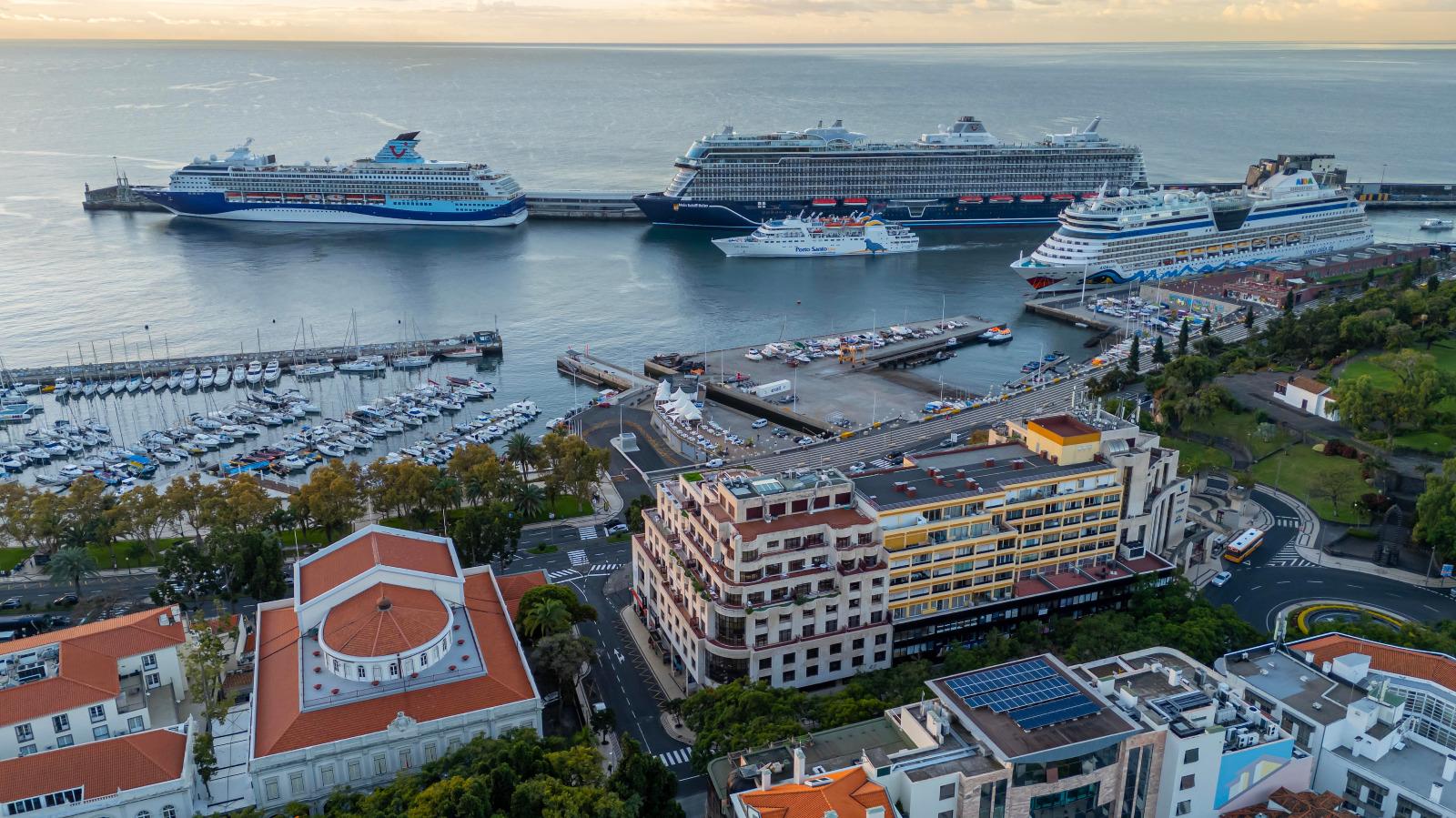 Porto do Funchal com três navios a fazer movimentar 7.700 passageiros (com fotos)