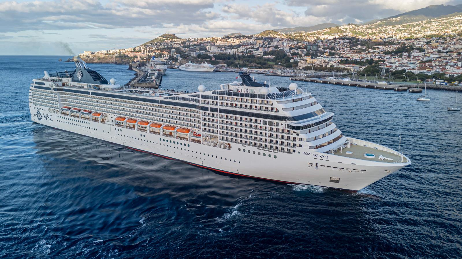 Funchal hoje com quatro navios de cruzeiro e um veleiro num total de 7.271 pessoas